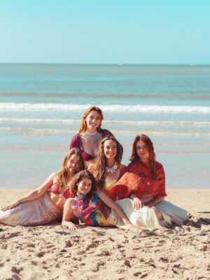 Holly Taylor Instagram - as you may have seen from some @officialtalltails posts, we’re bringing our play to Edinburgh Fringe this august !! 🐬

it’s been a dream to work with close friends on something we’re excited about, and also a massive undertaking. it’s just us 5 producing/writing/acting/snacking/and funding! so we’ve launched a crowdfunder to help offset our out of pocket costs

any little bit donated is so appreciated and makes a huge difference!! (prizes may be involved😌) if donating isn’t a possibility, consider sharing to your story or to a friend you used to play mermaids with at the town pool. we deeply appreciate all the love we’ve gotten so far !! 

LINK IN BIO🧜‍♀️🪽THANK YOUUUUU🦭💫🦋💖

this song was written specifically for this post. ty addison.