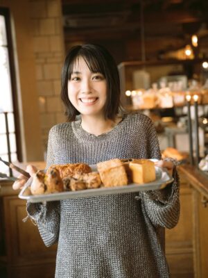 Honoka Matsumoto Instagram - 🥖🥐
壁掛けカレンダーの未使用カットを
あげてみようかと。

卓上カレンダーの７月の写真は
「マネージャーと話してる表情を撮ってもらうのどうだろう」という本人の提案で撮影したカットでした。

そのとき何を話していたかは覚えていませんが
まさか松本からそんな提案がくるとは思わず
ちょこっと嬉しかったMGでした。

暑い日が続きますので皆さまどうかご自愛くださいませ。
松本は新しい作品と向き合っている最中です🫡

撮影 @sakaitakahiro_ 

#パン