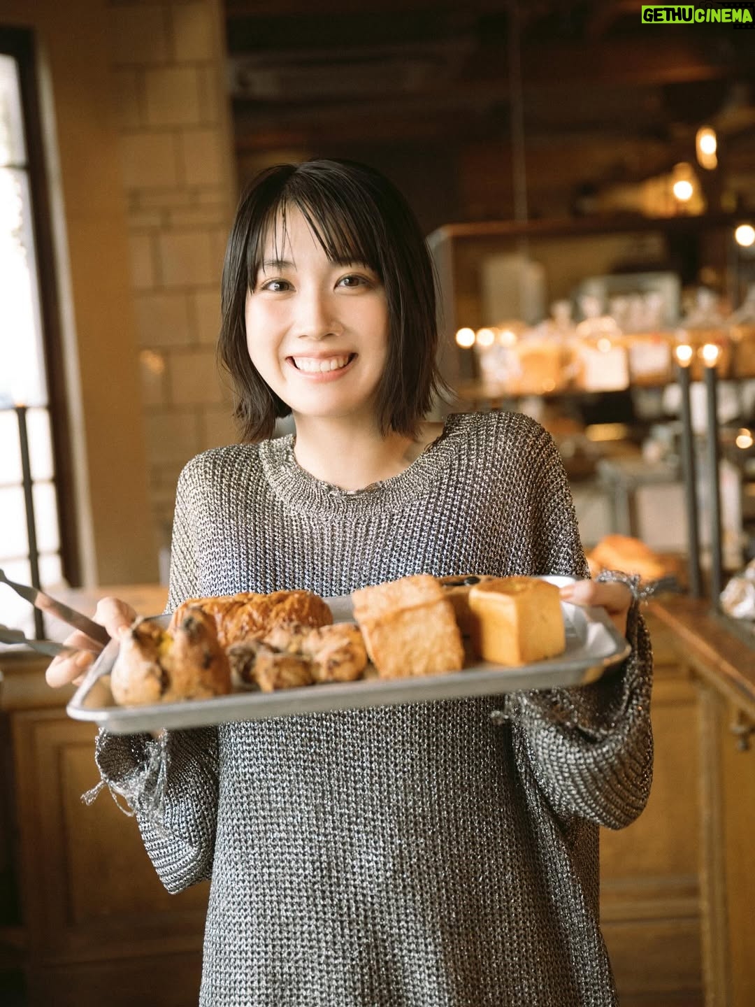 Honoka Matsumoto - 11.9K Likes - 🥖🥐
壁掛けカレンダーの未使用カットを
あげてみようかと。

卓上カレンダーの７月の写真は
「マネージャーと話してる表情を撮ってもらうのどうだろう」という本人の提案で撮影したカットでした。

そのとき何を話していたかは覚えていませんが
まさか松本からそんな提案がくるとは思わず
ちょこっと嬉しかったMGでした。

暑い日が続きますので皆さまどうかご自愛くださいませ。
松本は新しい作品と向き合っている最中です🫡

撮影 @sakaitakahiro_ 

#パン