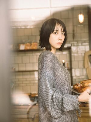Honoka Matsumoto Instagram - 🥖🥐
壁掛けカレンダーの未使用カットを
あげてみようかと。

卓上カレンダーの７月の写真は
「マネージャーと話してる表情を撮ってもらうのどうだろう」という本人の提案で撮影したカットでした。

そのとき何を話していたかは覚えていませんが
まさか松本からそんな提案がくるとは思わず
ちょこっと嬉しかったMGでした。

暑い日が続きますので皆さまどうかご自愛くださいませ。
松本は新しい作品と向き合っている最中です🫡

撮影 @sakaitakahiro_ 

#パン