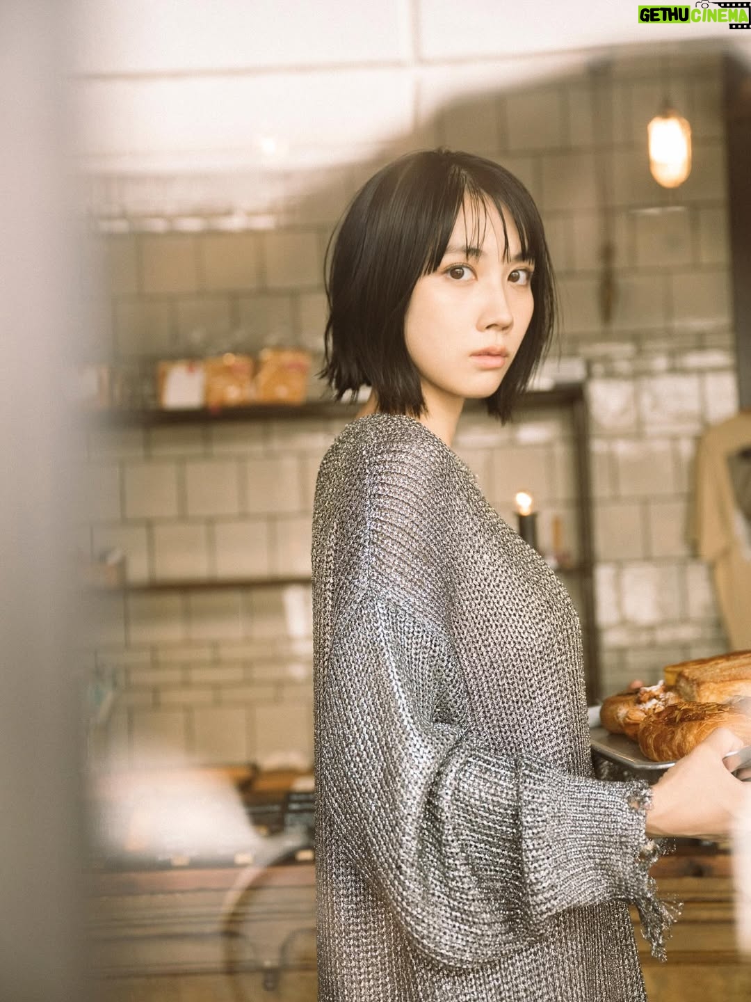Honoka Matsumoto - 11.9K Likes - 🥖🥐
壁掛けカレンダーの未使用カットを
あげてみようかと。

卓上カレンダーの７月の写真は
「マネージャーと話してる表情を撮ってもらうのどうだろう」という本人の提案で撮影したカットでした。

そのとき何を話していたかは覚えていませんが
まさか松本からそんな提案がくるとは思わず
ちょこっと嬉しかったMGでした。

暑い日が続きますので皆さまどうかご自愛くださいませ。
松本は新しい作品と向き合っている最中です🫡

撮影 @sakaitakahiro_ 

#パン