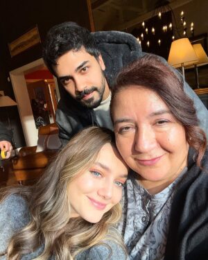 Hülya Duyar Instagram - @esilaumut07  @oktayekinci_  #evlatlarım ♥️🫠🧿🙏🎶 @kirpimedya_  @sedat1kahraman ♥️🙏 #dikeydizi 🥹😋😀⭐️