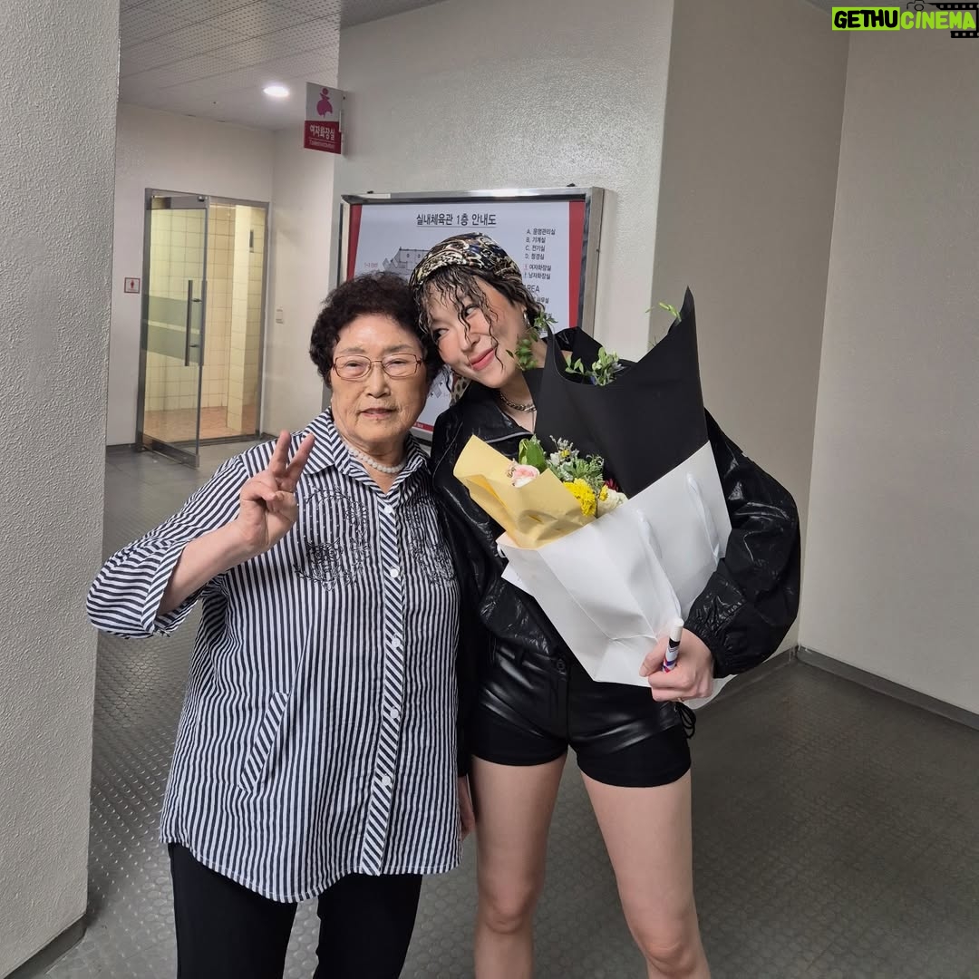 Hyojin Choi - 8.5K Likes - 대장정이 끝났어요 💖
감사합니다!
범수들 
사!!랑!!해!! (콩콩콩)