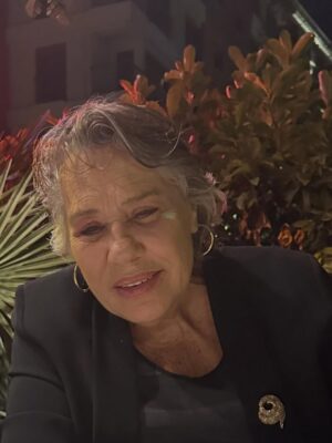Işıl Yücesoy Instagram - Sevgili dostlarım . Tüm öğretmenlerimizin Öğretmenler Günü Kutlu olsun 💐💐💐💐💐