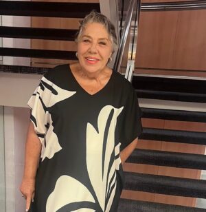 Işıl Yücesoy Instagram - Hoşçakal demek vakti geldi torunlarim kızım damadım beni bekler. Gene haberleşiriz hepinizi sevgiyle kucaklıyorum💕💕💕💕