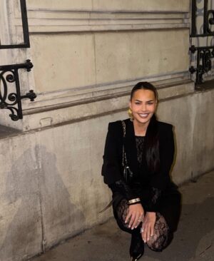 Inès Lee Instagram - PVRIS BY NIGHT ✨ #fashionblogger#inspioutfit#parisbynight#fashionista
