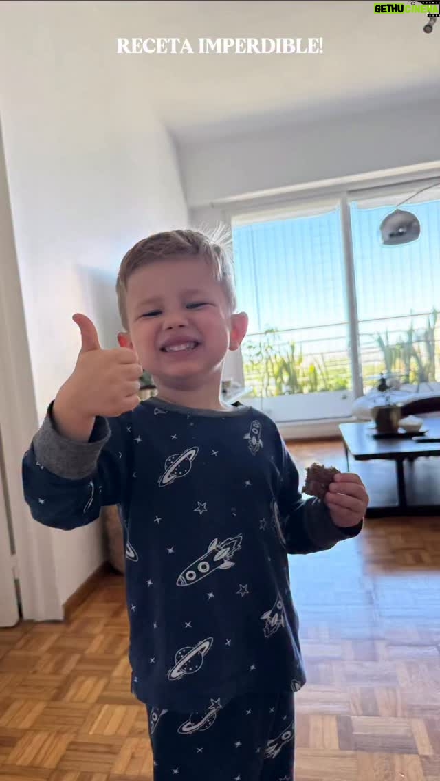 Inés Palombo - 3.9K Likes - Soy cero cocinera y cuando encuentro algo que me resulta fácil, rico y saludable no lo suelto más! 🙌

INGREDIENTES:
2 bananas (o 2 manzanas)
2 tazas de copos de avena
2 Cdas de cacao amargo en polvo
1 cdita de polvo de hornear
(1 Cda de stevia o cualquier edulcorante o 2 Cdas de miel si querés)
2 tazas de la leche que prefieras (usé de almendras)
¿ 2 Cdas de queso crema y 1 Cda de dulce de leche (puede ser sin azúcar)

Cocinar a 180°C en Horno x 35-40 min, Airfryer x 20 min (introducir un cuchillo y que no salga con masa pegada). Es una torta  húmeda así que no va a salir del todo seco.

Cubrir con la mezcla de queso crema y dulce de leche y a disfrutar! 👏

La hicieron? Qué les pareció? La van a hacer? Suman algo? 

#cocina #postre #finde #familia