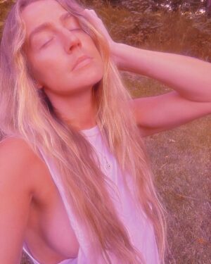 Ingrid Andress Instagram - i re-emerged into society in March. took a look around. decided it wasn’t for me. then got back to writing more music. can’t wait to show you the song babies I’ve been making. so soon. xx