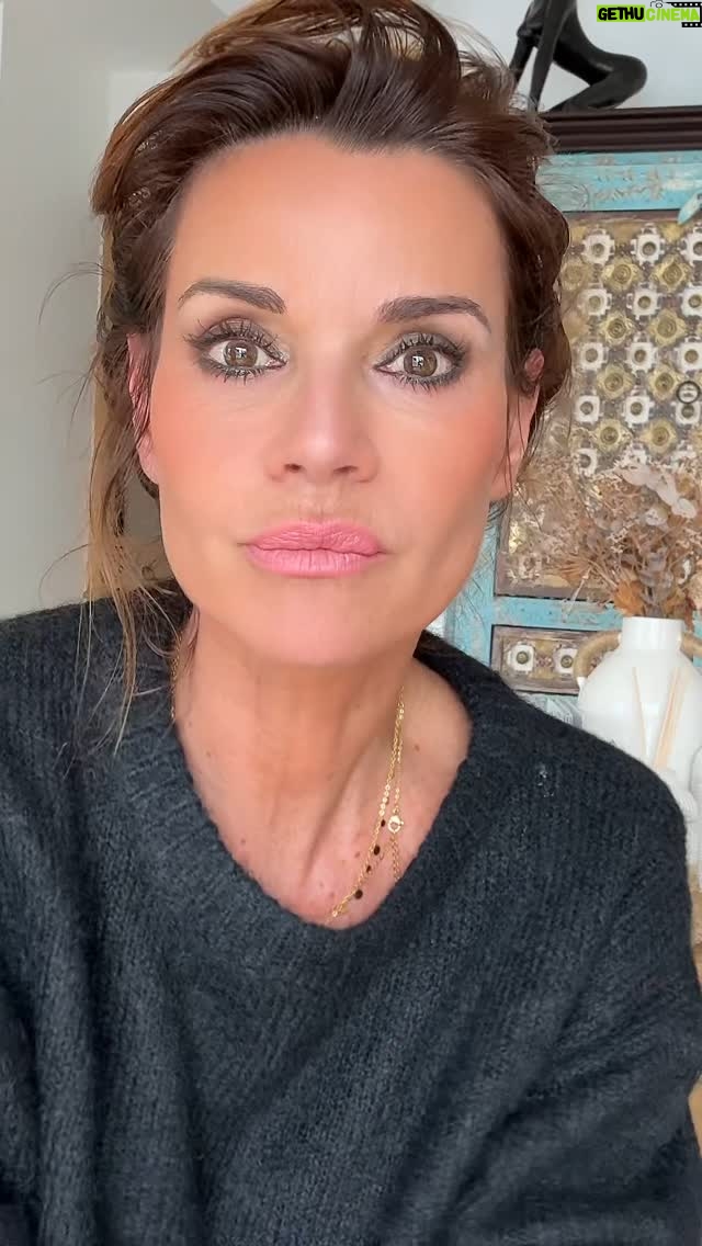Ingrid Chauvin - 16K Likes - Avant toutes choses je voudrais vous remercier d’être aussi nombreuses à avoir voulu tester les crayons Fards à paupières !!
Vous semblez adorer leurs couleurs et la facilité  d application ( c est ma plus belle récompense ). Je vais maintenant vous accompagner pour apprendre à mixer les couleurs ensemble .  j ai utilisé ici le Crayon Vert et le cuivré en ras de cils , le vert sur la paupière inférieure et le rose pétale pour donner de la lumière sur la paupière supérieure .  Il est également parfait pour masquer les cernes , apporter de la lumière sur l arrête du nez et cacher les petites imperfections ici et là …. Je reste à votre écoute pour les prochains tutos , je vous embrasse .  Et n oubliez pas , TOUTES LES FEMMES SONT BELLES !  Douce soirée . Ingrid 🍃. www.mademoiselle-chauvin.com.  #maquillage #tuto #naturel #couleurs