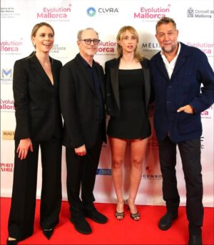Ingrid García Jonsson Instagram - Vaya subidón recibir un galardón en la misma gala en la que se premia a Steve Buscemi y a Phedon Papamichael. 😱 Gracias @evolutionmallorcafilmfestival por este New Talen Award precioso ❤️ y por tratarnos tan bien! @sandraseelinglipski eres la mejor!

Skin: @jenifer___alonso @infinittime