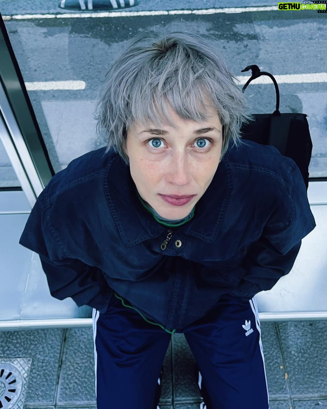 Ingrid García Jonsson - 3.2K Likes - Hoy por fin se estrena la peli de mi admirado @phesquisabel es muy buen director y mejor persona
Fue una suerte rodar en Bilbao con un equipo fantástico y que lo dio todo para sacar la peli adelante, ahora lamento estar tan concentrada todo el rato y no haber sacado fotos de ellos en rodaje 🥲

Para vosotros UNA BALLENA
@srsrafilms 

1. Saliendo de la natación con el corte de pelo nuevo
2. La ballena que yo vi
3. Lo que más miedo daba era ponerse esas lentillas
4. Que asco?
5. Pablo explicando algo que no entiendo
6. No me llaméis para romper escaparates nunca