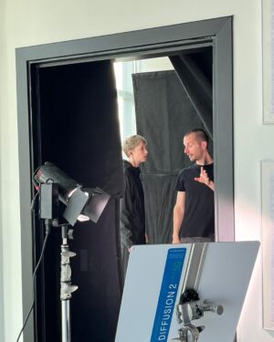 Ingrid García Jonsson Instagram - Hoy por fin se estrena la peli de mi admirado @phesquisabel es muy buen director y mejor persona
Fue una suerte rodar en Bilbao con un equipo fantástico y que lo dio todo para sacar la peli adelante, ahora lamento estar tan concentrada todo el rato y no haber sacado fotos de ellos en rodaje 🥲

Para vosotros UNA BALLENA
@srsrafilms 

1. Saliendo de la natación con el corte de pelo nuevo
2. La ballena que yo vi
3. Lo que más miedo daba era ponerse esas lentillas
4. Que asco?
5. Pablo explicando algo que no entiendo
6. No me llaméis para romper escaparates nunca