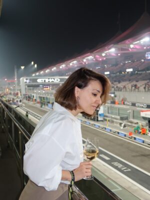 Irina Chesnokova Instagram - I first attended @f1 here in Abu Dhabi 3 years ago and immediately became a fan. 
@abudhabievents thank you for inviting me🥰
@lando @mclaren congratulations 😍

Впервые попала на @f1 несколько лет назад именно тут, в Абу-Даби. И с тех пор я страшный фанат! 
Спасибо @abudhabievents за приглашение! 
Спасибо @lando и @mclaren за победу!

@visitabudhabi @experienceabudhabi