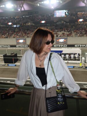 Irina Chesnokova Instagram - I first attended @f1 here in Abu Dhabi 3 years ago and immediately became a fan. 
@abudhabievents thank you for inviting me🥰
@lando @mclaren congratulations 😍

Впервые попала на @f1 несколько лет назад именно тут, в Абу-Даби. И с тех пор я страшный фанат! 
Спасибо @abudhabievents за приглашение! 
Спасибо @lando и @mclaren за победу!

@visitabudhabi @experienceabudhabi