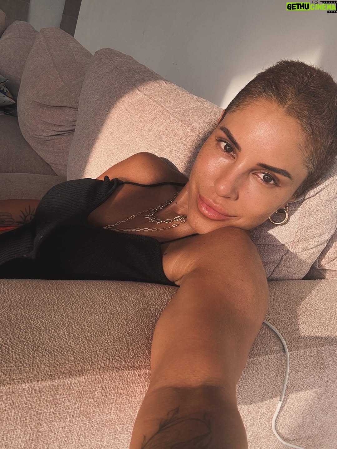 Irmak Ünal - 5.8K Likes - “Sonuçların meme kanseri” kelimelerini duyduğumda, yeni yılın ilk günüydü… ne sürpriz!!! ve ben bunun beni hem tamamen yıkıp hem de yeniden inşa edeceğini bilmiyordum. Bu yolculuk hem çok gerçek, hem çok zor, hem de anlatması güç bir şekilde dönüştürücü…

Ekim ayı Meme Kanseri Farkındalık Ayı, ve bu süreçte şunu çok net öğrendim: erken teşhis gerçekten hayat kurtarır. Bilgi, korku değil güç demek. Ve ben, yol boyunca bana hem bilimin hem kalbin ışığıyla rehberlik eden inanılmaz bir doktor ekibiyle çevrili olduğum için kendimi çok şanslı hissediyorum. Özellikle bütün garipliğimle boğuşan ve her an bana kendimi güvende hissettiren @prof.dr.uguranilbingol e ayrıca teşekkür ediyorum. 

Tabii dürüst olayım… benim spiritüel tarafım bazen bilimle çatışıyor. 😄 Doktorlarımın daha önce hiç duymadıkları sorularla uğraşmak zorunda kaldıkları kesin 😬 ve içimdeki uzaylıyla da! 👽 Ama yine de bana sabırla, mizahla ve sonsuz bir motivasyonla yaklaştılar. Yaklaşmaya devam ediyorlar….Bu, benim için tıbbın en saf hali.

Şifalanma sürecimde bildiğim her şeyi birleştiriyorum….spiritüel uygulamalar, homeopati, enerji çalışmaları ve bilimin sunduğu en iyi imkanlar… Hepsini sezgiyle, farkındalıkla harmanlıyorum. Benim için iyileşmek artık bir sanat: biraz inanç, biraz bilim, tamamen kalp işi.

Bu yoldan geçen ya da bir yakını geçen herkese……..sizi görüyorum, sizi hissediyorum. Şifa düz bir çizgi değil ama izin verdiğinde içinde mucizevi bir zarafet var aslında. Ve yaratanın ışığına şahitlik edebilirsiniz. 
ne kadar ameliyathane kapısında “vay be bir başımayım,yapayalnız gidiyorum” desem de asla yalnız değildim. Önce Allah ın varlığını hep hissettim 🙏🏻 ve yol arkadaşlarıma tüm kalbimle teşekkür etmeliyim….özellikle kız kardeşime, anneme, çocuklarıma, canım aileme ve en yakın dostlarıma, bu yolda benimle yürüdüğünüz ve hâlâ yürümeye devam ettiğiniz için.
Sonuçta, hepimiz sadece birbirimize eve giden yolda eşlik ediyoruz. 💗 çok değerlisiniz. 

Ve İşte buradayım… kısacık saçlı, açık kalpli, her an minnettar ve kutsanmış olduğunun farkında. Yeni bir gün, yeni bir ben. 📸 by @ozdenkaftanthomas 

#ErkenTeşhisHayatKurtarır  #ŞifalanmaDevamEdiyor #iammyownexperimentiammyownworkofart