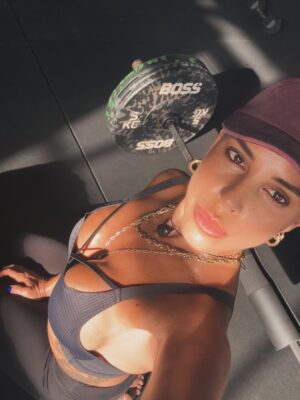 Irmak Ünal Instagram - “Sonuçların meme kanseri” kelimelerini duyduğumda, yeni yılın ilk günüydü… ne sürpriz!!! ve ben bunun beni hem tamamen yıkıp hem de yeniden inşa edeceğini bilmiyordum. Bu yolculuk hem çok gerçek, hem çok zor, hem de anlatması güç bir şekilde dönüştürücü…

Ekim ayı Meme Kanseri Farkındalık Ayı, ve bu süreçte şunu çok net öğrendim: erken teşhis gerçekten hayat kurtarır. Bilgi, korku değil güç demek. Ve ben, yol boyunca bana hem bilimin hem kalbin ışığıyla rehberlik eden inanılmaz bir doktor ekibiyle çevrili olduğum için kendimi çok şanslı hissediyorum. Özellikle bütün garipliğimle boğuşan ve her an bana kendimi güvende hissettiren @prof.dr.uguranilbingol e ayrıca teşekkür ediyorum. 

Tabii dürüst olayım… benim spiritüel tarafım bazen bilimle çatışıyor. 😄 Doktorlarımın daha önce hiç duymadıkları sorularla uğraşmak zorunda kaldıkları kesin 😬 ve içimdeki uzaylıyla da! 👽 Ama yine de bana sabırla, mizahla ve sonsuz bir motivasyonla yaklaştılar. Yaklaşmaya devam ediyorlar….Bu, benim için tıbbın en saf hali.

Şifalanma sürecimde bildiğim her şeyi birleştiriyorum….spiritüel uygulamalar, homeopati, enerji çalışmaları ve bilimin sunduğu en iyi imkanlar… Hepsini sezgiyle, farkındalıkla harmanlıyorum. Benim için iyileşmek artık bir sanat: biraz inanç, biraz bilim, tamamen kalp işi.

Bu yoldan geçen ya da bir yakını geçen herkese……..sizi görüyorum, sizi hissediyorum. Şifa düz bir çizgi değil ama izin verdiğinde içinde mucizevi bir zarafet var aslında. Ve yaratanın ışığına şahitlik edebilirsiniz. 
ne kadar ameliyathane kapısında “vay be bir başımayım,yapayalnız gidiyorum” desem de asla yalnız değildim. Önce Allah ın varlığını hep hissettim 🙏🏻 ve yol arkadaşlarıma tüm kalbimle teşekkür etmeliyim….özellikle kız kardeşime, anneme, çocuklarıma, canım aileme ve en yakın dostlarıma, bu yolda benimle yürüdüğünüz ve hâlâ yürümeye devam ettiğiniz için.
Sonuçta, hepimiz sadece birbirimize eve giden yolda eşlik ediyoruz. 💗 çok değerlisiniz. 

Ve İşte buradayım… kısacık saçlı, açık kalpli, her an minnettar ve kutsanmış olduğunun farkında. Yeni bir gün, yeni bir ben. 📸 by @ozdenkaftanthomas 

#ErkenTeşhisHayatKurtarır  #ŞifalanmaDevamEdiyor #iammyownexperimentiammyownworkofart
