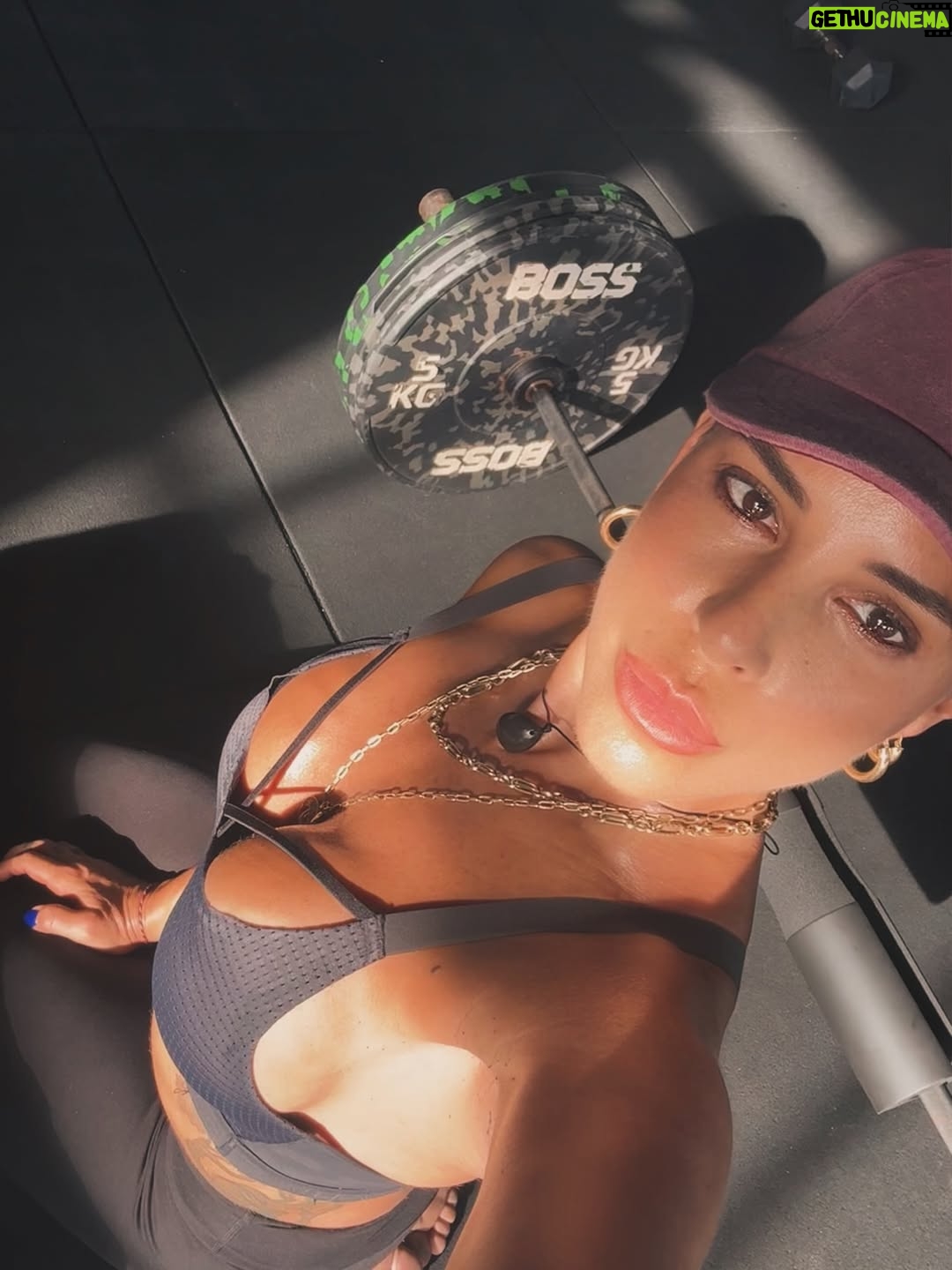 Irmak Ünal - 5.8K Likes - “Sonuçların meme kanseri” kelimelerini duyduğumda, yeni yılın ilk günüydü… ne sürpriz!!! ve ben bunun beni hem tamamen yıkıp hem de yeniden inşa edeceğini bilmiyordum. Bu yolculuk hem çok gerçek, hem çok zor, hem de anlatması güç bir şekilde dönüştürücü…

Ekim ayı Meme Kanseri Farkındalık Ayı, ve bu süreçte şunu çok net öğrendim: erken teşhis gerçekten hayat kurtarır. Bilgi, korku değil güç demek. Ve ben, yol boyunca bana hem bilimin hem kalbin ışığıyla rehberlik eden inanılmaz bir doktor ekibiyle çevrili olduğum için kendimi çok şanslı hissediyorum. Özellikle bütün garipliğimle boğuşan ve her an bana kendimi güvende hissettiren @prof.dr.uguranilbingol e ayrıca teşekkür ediyorum. 

Tabii dürüst olayım… benim spiritüel tarafım bazen bilimle çatışıyor. 😄 Doktorlarımın daha önce hiç duymadıkları sorularla uğraşmak zorunda kaldıkları kesin 😬 ve içimdeki uzaylıyla da! 👽 Ama yine de bana sabırla, mizahla ve sonsuz bir motivasyonla yaklaştılar. Yaklaşmaya devam ediyorlar….Bu, benim için tıbbın en saf hali.

Şifalanma sürecimde bildiğim her şeyi birleştiriyorum….spiritüel uygulamalar, homeopati, enerji çalışmaları ve bilimin sunduğu en iyi imkanlar… Hepsini sezgiyle, farkındalıkla harmanlıyorum. Benim için iyileşmek artık bir sanat: biraz inanç, biraz bilim, tamamen kalp işi.

Bu yoldan geçen ya da bir yakını geçen herkese……..sizi görüyorum, sizi hissediyorum. Şifa düz bir çizgi değil ama izin verdiğinde içinde mucizevi bir zarafet var aslında. Ve yaratanın ışığına şahitlik edebilirsiniz. 
ne kadar ameliyathane kapısında “vay be bir başımayım,yapayalnız gidiyorum” desem de asla yalnız değildim. Önce Allah ın varlığını hep hissettim 🙏🏻 ve yol arkadaşlarıma tüm kalbimle teşekkür etmeliyim….özellikle kız kardeşime, anneme, çocuklarıma, canım aileme ve en yakın dostlarıma, bu yolda benimle yürüdüğünüz ve hâlâ yürümeye devam ettiğiniz için.
Sonuçta, hepimiz sadece birbirimize eve giden yolda eşlik ediyoruz. 💗 çok değerlisiniz. 

Ve İşte buradayım… kısacık saçlı, açık kalpli, her an minnettar ve kutsanmış olduğunun farkında. Yeni bir gün, yeni bir ben. 📸 by @ozdenkaftanthomas 

#ErkenTeşhisHayatKurtarır  #ŞifalanmaDevamEdiyor #iammyownexperimentiammyownworkofart