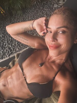 Irmak Ünal Instagram - “Sonuçların meme kanseri” kelimelerini duyduğumda, yeni yılın ilk günüydü… ne sürpriz!!! ve ben bunun beni hem tamamen yıkıp hem de yeniden inşa edeceğini bilmiyordum. Bu yolculuk hem çok gerçek, hem çok zor, hem de anlatması güç bir şekilde dönüştürücü…

Ekim ayı Meme Kanseri Farkındalık Ayı, ve bu süreçte şunu çok net öğrendim: erken teşhis gerçekten hayat kurtarır. Bilgi, korku değil güç demek. Ve ben, yol boyunca bana hem bilimin hem kalbin ışığıyla rehberlik eden inanılmaz bir doktor ekibiyle çevrili olduğum için kendimi çok şanslı hissediyorum. Özellikle bütün garipliğimle boğuşan ve her an bana kendimi güvende hissettiren @prof.dr.uguranilbingol e ayrıca teşekkür ediyorum. 

Tabii dürüst olayım… benim spiritüel tarafım bazen bilimle çatışıyor. 😄 Doktorlarımın daha önce hiç duymadıkları sorularla uğraşmak zorunda kaldıkları kesin 😬 ve içimdeki uzaylıyla da! 👽 Ama yine de bana sabırla, mizahla ve sonsuz bir motivasyonla yaklaştılar. Yaklaşmaya devam ediyorlar….Bu, benim için tıbbın en saf hali.

Şifalanma sürecimde bildiğim her şeyi birleştiriyorum….spiritüel uygulamalar, homeopati, enerji çalışmaları ve bilimin sunduğu en iyi imkanlar… Hepsini sezgiyle, farkındalıkla harmanlıyorum. Benim için iyileşmek artık bir sanat: biraz inanç, biraz bilim, tamamen kalp işi.

Bu yoldan geçen ya da bir yakını geçen herkese……..sizi görüyorum, sizi hissediyorum. Şifa düz bir çizgi değil ama izin verdiğinde içinde mucizevi bir zarafet var aslında. Ve yaratanın ışığına şahitlik edebilirsiniz. 
ne kadar ameliyathane kapısında “vay be bir başımayım,yapayalnız gidiyorum” desem de asla yalnız değildim. Önce Allah ın varlığını hep hissettim 🙏🏻 ve yol arkadaşlarıma tüm kalbimle teşekkür etmeliyim….özellikle kız kardeşime, anneme, çocuklarıma, canım aileme ve en yakın dostlarıma, bu yolda benimle yürüdüğünüz ve hâlâ yürümeye devam ettiğiniz için.
Sonuçta, hepimiz sadece birbirimize eve giden yolda eşlik ediyoruz. 💗 çok değerlisiniz. 

Ve İşte buradayım… kısacık saçlı, açık kalpli, her an minnettar ve kutsanmış olduğunun farkında. Yeni bir gün, yeni bir ben. 📸 by @ozdenkaftanthomas 

#ErkenTeşhisHayatKurtarır  #ŞifalanmaDevamEdiyor #iammyownexperimentiammyownworkofart