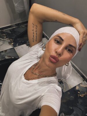 Irmak Ünal Instagram - “Sonuçların meme kanseri” kelimelerini duyduğumda, yeni yılın ilk günüydü… ne sürpriz!!! ve ben bunun beni hem tamamen yıkıp hem de yeniden inşa edeceğini bilmiyordum. Bu yolculuk hem çok gerçek, hem çok zor, hem de anlatması güç bir şekilde dönüştürücü…

Ekim ayı Meme Kanseri Farkındalık Ayı, ve bu süreçte şunu çok net öğrendim: erken teşhis gerçekten hayat kurtarır. Bilgi, korku değil güç demek. Ve ben, yol boyunca bana hem bilimin hem kalbin ışığıyla rehberlik eden inanılmaz bir doktor ekibiyle çevrili olduğum için kendimi çok şanslı hissediyorum. Özellikle bütün garipliğimle boğuşan ve her an bana kendimi güvende hissettiren @prof.dr.uguranilbingol e ayrıca teşekkür ediyorum. 

Tabii dürüst olayım… benim spiritüel tarafım bazen bilimle çatışıyor. 😄 Doktorlarımın daha önce hiç duymadıkları sorularla uğraşmak zorunda kaldıkları kesin 😬 ve içimdeki uzaylıyla da! 👽 Ama yine de bana sabırla, mizahla ve sonsuz bir motivasyonla yaklaştılar. Yaklaşmaya devam ediyorlar….Bu, benim için tıbbın en saf hali.

Şifalanma sürecimde bildiğim her şeyi birleştiriyorum….spiritüel uygulamalar, homeopati, enerji çalışmaları ve bilimin sunduğu en iyi imkanlar… Hepsini sezgiyle, farkındalıkla harmanlıyorum. Benim için iyileşmek artık bir sanat: biraz inanç, biraz bilim, tamamen kalp işi.

Bu yoldan geçen ya da bir yakını geçen herkese……..sizi görüyorum, sizi hissediyorum. Şifa düz bir çizgi değil ama izin verdiğinde içinde mucizevi bir zarafet var aslında. Ve yaratanın ışığına şahitlik edebilirsiniz. 
ne kadar ameliyathane kapısında “vay be bir başımayım,yapayalnız gidiyorum” desem de asla yalnız değildim. Önce Allah ın varlığını hep hissettim 🙏🏻 ve yol arkadaşlarıma tüm kalbimle teşekkür etmeliyim….özellikle kız kardeşime, anneme, çocuklarıma, canım aileme ve en yakın dostlarıma, bu yolda benimle yürüdüğünüz ve hâlâ yürümeye devam ettiğiniz için.
Sonuçta, hepimiz sadece birbirimize eve giden yolda eşlik ediyoruz. 💗 çok değerlisiniz. 

Ve İşte buradayım… kısacık saçlı, açık kalpli, her an minnettar ve kutsanmış olduğunun farkında. Yeni bir gün, yeni bir ben. 📸 by @ozdenkaftanthomas 

#ErkenTeşhisHayatKurtarır  #ŞifalanmaDevamEdiyor #iammyownexperimentiammyownworkofart