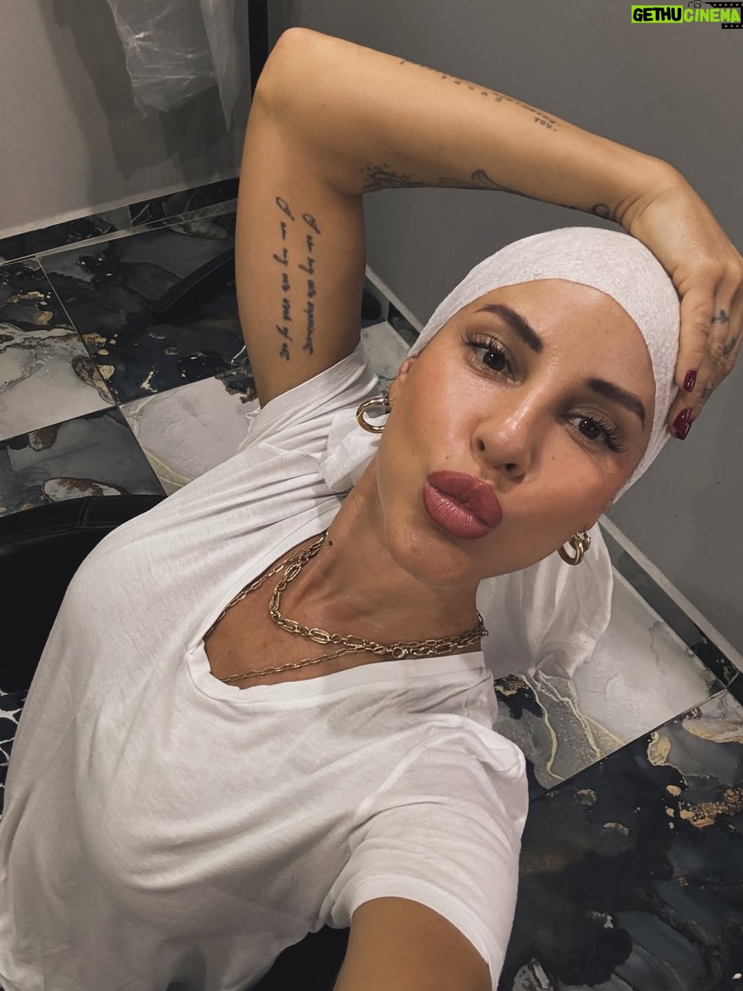 Irmak Ünal - 5.8K Likes - “Sonuçların meme kanseri” kelimelerini duyduğumda, yeni yılın ilk günüydü… ne sürpriz!!! ve ben bunun beni hem tamamen yıkıp hem de yeniden inşa edeceğini bilmiyordum. Bu yolculuk hem çok gerçek, hem çok zor, hem de anlatması güç bir şekilde dönüştürücü…

Ekim ayı Meme Kanseri Farkındalık Ayı, ve bu süreçte şunu çok net öğrendim: erken teşhis gerçekten hayat kurtarır. Bilgi, korku değil güç demek. Ve ben, yol boyunca bana hem bilimin hem kalbin ışığıyla rehberlik eden inanılmaz bir doktor ekibiyle çevrili olduğum için kendimi çok şanslı hissediyorum. Özellikle bütün garipliğimle boğuşan ve her an bana kendimi güvende hissettiren @prof.dr.uguranilbingol e ayrıca teşekkür ediyorum. 

Tabii dürüst olayım… benim spiritüel tarafım bazen bilimle çatışıyor. 😄 Doktorlarımın daha önce hiç duymadıkları sorularla uğraşmak zorunda kaldıkları kesin 😬 ve içimdeki uzaylıyla da! 👽 Ama yine de bana sabırla, mizahla ve sonsuz bir motivasyonla yaklaştılar. Yaklaşmaya devam ediyorlar….Bu, benim için tıbbın en saf hali.

Şifalanma sürecimde bildiğim her şeyi birleştiriyorum….spiritüel uygulamalar, homeopati, enerji çalışmaları ve bilimin sunduğu en iyi imkanlar… Hepsini sezgiyle, farkındalıkla harmanlıyorum. Benim için iyileşmek artık bir sanat: biraz inanç, biraz bilim, tamamen kalp işi.

Bu yoldan geçen ya da bir yakını geçen herkese……..sizi görüyorum, sizi hissediyorum. Şifa düz bir çizgi değil ama izin verdiğinde içinde mucizevi bir zarafet var aslında. Ve yaratanın ışığına şahitlik edebilirsiniz. 
ne kadar ameliyathane kapısında “vay be bir başımayım,yapayalnız gidiyorum” desem de asla yalnız değildim. Önce Allah ın varlığını hep hissettim 🙏🏻 ve yol arkadaşlarıma tüm kalbimle teşekkür etmeliyim….özellikle kız kardeşime, anneme, çocuklarıma, canım aileme ve en yakın dostlarıma, bu yolda benimle yürüdüğünüz ve hâlâ yürümeye devam ettiğiniz için.
Sonuçta, hepimiz sadece birbirimize eve giden yolda eşlik ediyoruz. 💗 çok değerlisiniz. 

Ve İşte buradayım… kısacık saçlı, açık kalpli, her an minnettar ve kutsanmış olduğunun farkında. Yeni bir gün, yeni bir ben. 📸 by @ozdenkaftanthomas 

#ErkenTeşhisHayatKurtarır  #ŞifalanmaDevamEdiyor #iammyownexperimentiammyownworkofart