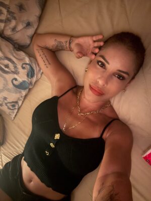 Irmak Ünal Instagram - “Sonuçların meme kanseri” kelimelerini duyduğumda, yeni yılın ilk günüydü… ne sürpriz!!! ve ben bunun beni hem tamamen yıkıp hem de yeniden inşa edeceğini bilmiyordum. Bu yolculuk hem çok gerçek, hem çok zor, hem de anlatması güç bir şekilde dönüştürücü…

Ekim ayı Meme Kanseri Farkındalık Ayı, ve bu süreçte şunu çok net öğrendim: erken teşhis gerçekten hayat kurtarır. Bilgi, korku değil güç demek. Ve ben, yol boyunca bana hem bilimin hem kalbin ışığıyla rehberlik eden inanılmaz bir doktor ekibiyle çevrili olduğum için kendimi çok şanslı hissediyorum. Özellikle bütün garipliğimle boğuşan ve her an bana kendimi güvende hissettiren @prof.dr.uguranilbingol e ayrıca teşekkür ediyorum. 

Tabii dürüst olayım… benim spiritüel tarafım bazen bilimle çatışıyor. 😄 Doktorlarımın daha önce hiç duymadıkları sorularla uğraşmak zorunda kaldıkları kesin 😬 ve içimdeki uzaylıyla da! 👽 Ama yine de bana sabırla, mizahla ve sonsuz bir motivasyonla yaklaştılar. Yaklaşmaya devam ediyorlar….Bu, benim için tıbbın en saf hali.

Şifalanma sürecimde bildiğim her şeyi birleştiriyorum….spiritüel uygulamalar, homeopati, enerji çalışmaları ve bilimin sunduğu en iyi imkanlar… Hepsini sezgiyle, farkındalıkla harmanlıyorum. Benim için iyileşmek artık bir sanat: biraz inanç, biraz bilim, tamamen kalp işi.

Bu yoldan geçen ya da bir yakını geçen herkese……..sizi görüyorum, sizi hissediyorum. Şifa düz bir çizgi değil ama izin verdiğinde içinde mucizevi bir zarafet var aslında. Ve yaratanın ışığına şahitlik edebilirsiniz. 
ne kadar ameliyathane kapısında “vay be bir başımayım,yapayalnız gidiyorum” desem de asla yalnız değildim. Önce Allah ın varlığını hep hissettim 🙏🏻 ve yol arkadaşlarıma tüm kalbimle teşekkür etmeliyim….özellikle kız kardeşime, anneme, çocuklarıma, canım aileme ve en yakın dostlarıma, bu yolda benimle yürüdüğünüz ve hâlâ yürümeye devam ettiğiniz için.
Sonuçta, hepimiz sadece birbirimize eve giden yolda eşlik ediyoruz. 💗 çok değerlisiniz. 

Ve İşte buradayım… kısacık saçlı, açık kalpli, her an minnettar ve kutsanmış olduğunun farkında. Yeni bir gün, yeni bir ben. 📸 by @ozdenkaftanthomas 

#ErkenTeşhisHayatKurtarır  #ŞifalanmaDevamEdiyor #iammyownexperimentiammyownworkofart