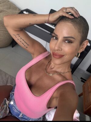Irmak Ünal Instagram - “Sonuçların meme kanseri” kelimelerini duyduğumda, yeni yılın ilk günüydü… ne sürpriz!!! ve ben bunun beni hem tamamen yıkıp hem de yeniden inşa edeceğini bilmiyordum. Bu yolculuk hem çok gerçek, hem çok zor, hem de anlatması güç bir şekilde dönüştürücü…

Ekim ayı Meme Kanseri Farkındalık Ayı, ve bu süreçte şunu çok net öğrendim: erken teşhis gerçekten hayat kurtarır. Bilgi, korku değil güç demek. Ve ben, yol boyunca bana hem bilimin hem kalbin ışığıyla rehberlik eden inanılmaz bir doktor ekibiyle çevrili olduğum için kendimi çok şanslı hissediyorum. Özellikle bütün garipliğimle boğuşan ve her an bana kendimi güvende hissettiren @prof.dr.uguranilbingol e ayrıca teşekkür ediyorum. 

Tabii dürüst olayım… benim spiritüel tarafım bazen bilimle çatışıyor. 😄 Doktorlarımın daha önce hiç duymadıkları sorularla uğraşmak zorunda kaldıkları kesin 😬 ve içimdeki uzaylıyla da! 👽 Ama yine de bana sabırla, mizahla ve sonsuz bir motivasyonla yaklaştılar. Yaklaşmaya devam ediyorlar….Bu, benim için tıbbın en saf hali.

Şifalanma sürecimde bildiğim her şeyi birleştiriyorum….spiritüel uygulamalar, homeopati, enerji çalışmaları ve bilimin sunduğu en iyi imkanlar… Hepsini sezgiyle, farkındalıkla harmanlıyorum. Benim için iyileşmek artık bir sanat: biraz inanç, biraz bilim, tamamen kalp işi.

Bu yoldan geçen ya da bir yakını geçen herkese……..sizi görüyorum, sizi hissediyorum. Şifa düz bir çizgi değil ama izin verdiğinde içinde mucizevi bir zarafet var aslında. Ve yaratanın ışığına şahitlik edebilirsiniz. 
ne kadar ameliyathane kapısında “vay be bir başımayım,yapayalnız gidiyorum” desem de asla yalnız değildim. Önce Allah ın varlığını hep hissettim 🙏🏻 ve yol arkadaşlarıma tüm kalbimle teşekkür etmeliyim….özellikle kız kardeşime, anneme, çocuklarıma, canım aileme ve en yakın dostlarıma, bu yolda benimle yürüdüğünüz ve hâlâ yürümeye devam ettiğiniz için.
Sonuçta, hepimiz sadece birbirimize eve giden yolda eşlik ediyoruz. 💗 çok değerlisiniz. 

Ve İşte buradayım… kısacık saçlı, açık kalpli, her an minnettar ve kutsanmış olduğunun farkında. Yeni bir gün, yeni bir ben. 📸 by @ozdenkaftanthomas 

#ErkenTeşhisHayatKurtarır  #ŞifalanmaDevamEdiyor #iammyownexperimentiammyownworkofart