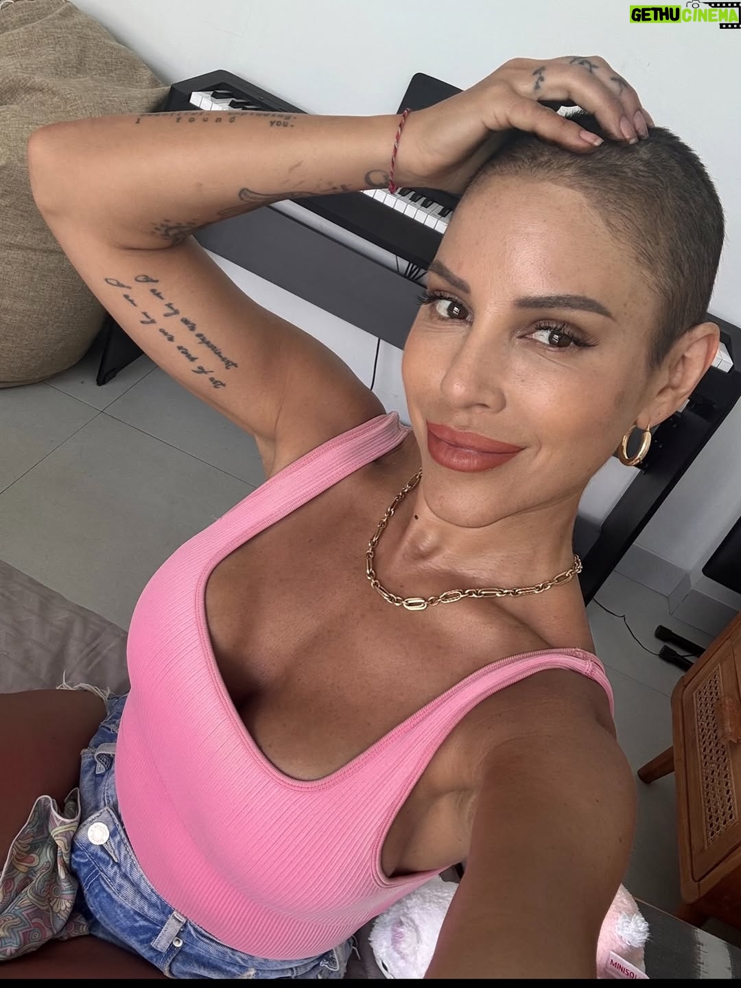 Irmak Ünal - 5.8K Likes - “Sonuçların meme kanseri” kelimelerini duyduğumda, yeni yılın ilk günüydü… ne sürpriz!!! ve ben bunun beni hem tamamen yıkıp hem de yeniden inşa edeceğini bilmiyordum. Bu yolculuk hem çok gerçek, hem çok zor, hem de anlatması güç bir şekilde dönüştürücü…

Ekim ayı Meme Kanseri Farkındalık Ayı, ve bu süreçte şunu çok net öğrendim: erken teşhis gerçekten hayat kurtarır. Bilgi, korku değil güç demek. Ve ben, yol boyunca bana hem bilimin hem kalbin ışığıyla rehberlik eden inanılmaz bir doktor ekibiyle çevrili olduğum için kendimi çok şanslı hissediyorum. Özellikle bütün garipliğimle boğuşan ve her an bana kendimi güvende hissettiren @prof.dr.uguranilbingol e ayrıca teşekkür ediyorum. 

Tabii dürüst olayım… benim spiritüel tarafım bazen bilimle çatışıyor. 😄 Doktorlarımın daha önce hiç duymadıkları sorularla uğraşmak zorunda kaldıkları kesin 😬 ve içimdeki uzaylıyla da! 👽 Ama yine de bana sabırla, mizahla ve sonsuz bir motivasyonla yaklaştılar. Yaklaşmaya devam ediyorlar….Bu, benim için tıbbın en saf hali.

Şifalanma sürecimde bildiğim her şeyi birleştiriyorum….spiritüel uygulamalar, homeopati, enerji çalışmaları ve bilimin sunduğu en iyi imkanlar… Hepsini sezgiyle, farkındalıkla harmanlıyorum. Benim için iyileşmek artık bir sanat: biraz inanç, biraz bilim, tamamen kalp işi.

Bu yoldan geçen ya da bir yakını geçen herkese……..sizi görüyorum, sizi hissediyorum. Şifa düz bir çizgi değil ama izin verdiğinde içinde mucizevi bir zarafet var aslında. Ve yaratanın ışığına şahitlik edebilirsiniz. 
ne kadar ameliyathane kapısında “vay be bir başımayım,yapayalnız gidiyorum” desem de asla yalnız değildim. Önce Allah ın varlığını hep hissettim 🙏🏻 ve yol arkadaşlarıma tüm kalbimle teşekkür etmeliyim….özellikle kız kardeşime, anneme, çocuklarıma, canım aileme ve en yakın dostlarıma, bu yolda benimle yürüdüğünüz ve hâlâ yürümeye devam ettiğiniz için.
Sonuçta, hepimiz sadece birbirimize eve giden yolda eşlik ediyoruz. 💗 çok değerlisiniz. 

Ve İşte buradayım… kısacık saçlı, açık kalpli, her an minnettar ve kutsanmış olduğunun farkında. Yeni bir gün, yeni bir ben. 📸 by @ozdenkaftanthomas 

#ErkenTeşhisHayatKurtarır  #ŞifalanmaDevamEdiyor #iammyownexperimentiammyownworkofart