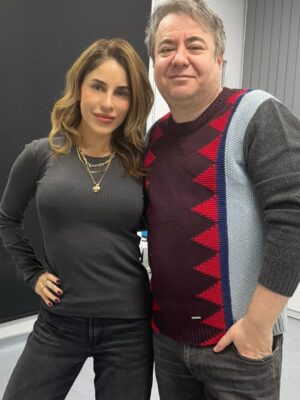 Irmak Ünal Instagram - “Sonuçların meme kanseri” kelimelerini duyduğumda, yeni yılın ilk günüydü… ne sürpriz!!! ve ben bunun beni hem tamamen yıkıp hem de yeniden inşa edeceğini bilmiyordum. Bu yolculuk hem çok gerçek, hem çok zor, hem de anlatması güç bir şekilde dönüştürücü…

Ekim ayı Meme Kanseri Farkındalık Ayı, ve bu süreçte şunu çok net öğrendim: erken teşhis gerçekten hayat kurtarır. Bilgi, korku değil güç demek. Ve ben, yol boyunca bana hem bilimin hem kalbin ışığıyla rehberlik eden inanılmaz bir doktor ekibiyle çevrili olduğum için kendimi çok şanslı hissediyorum. Özellikle bütün garipliğimle boğuşan ve her an bana kendimi güvende hissettiren @prof.dr.uguranilbingol e ayrıca teşekkür ediyorum. 

Tabii dürüst olayım… benim spiritüel tarafım bazen bilimle çatışıyor. 😄 Doktorlarımın daha önce hiç duymadıkları sorularla uğraşmak zorunda kaldıkları kesin 😬 ve içimdeki uzaylıyla da! 👽 Ama yine de bana sabırla, mizahla ve sonsuz bir motivasyonla yaklaştılar. Yaklaşmaya devam ediyorlar….Bu, benim için tıbbın en saf hali.

Şifalanma sürecimde bildiğim her şeyi birleştiriyorum….spiritüel uygulamalar, homeopati, enerji çalışmaları ve bilimin sunduğu en iyi imkanlar… Hepsini sezgiyle, farkındalıkla harmanlıyorum. Benim için iyileşmek artık bir sanat: biraz inanç, biraz bilim, tamamen kalp işi.

Bu yoldan geçen ya da bir yakını geçen herkese……..sizi görüyorum, sizi hissediyorum. Şifa düz bir çizgi değil ama izin verdiğinde içinde mucizevi bir zarafet var aslında. Ve yaratanın ışığına şahitlik edebilirsiniz. 
ne kadar ameliyathane kapısında “vay be bir başımayım,yapayalnız gidiyorum” desem de asla yalnız değildim. Önce Allah ın varlığını hep hissettim 🙏🏻 ve yol arkadaşlarıma tüm kalbimle teşekkür etmeliyim….özellikle kız kardeşime, anneme, çocuklarıma, canım aileme ve en yakın dostlarıma, bu yolda benimle yürüdüğünüz ve hâlâ yürümeye devam ettiğiniz için.
Sonuçta, hepimiz sadece birbirimize eve giden yolda eşlik ediyoruz. 💗 çok değerlisiniz. 

Ve İşte buradayım… kısacık saçlı, açık kalpli, her an minnettar ve kutsanmış olduğunun farkında. Yeni bir gün, yeni bir ben. 📸 by @ozdenkaftanthomas 

#ErkenTeşhisHayatKurtarır  #ŞifalanmaDevamEdiyor #iammyownexperimentiammyownworkofart