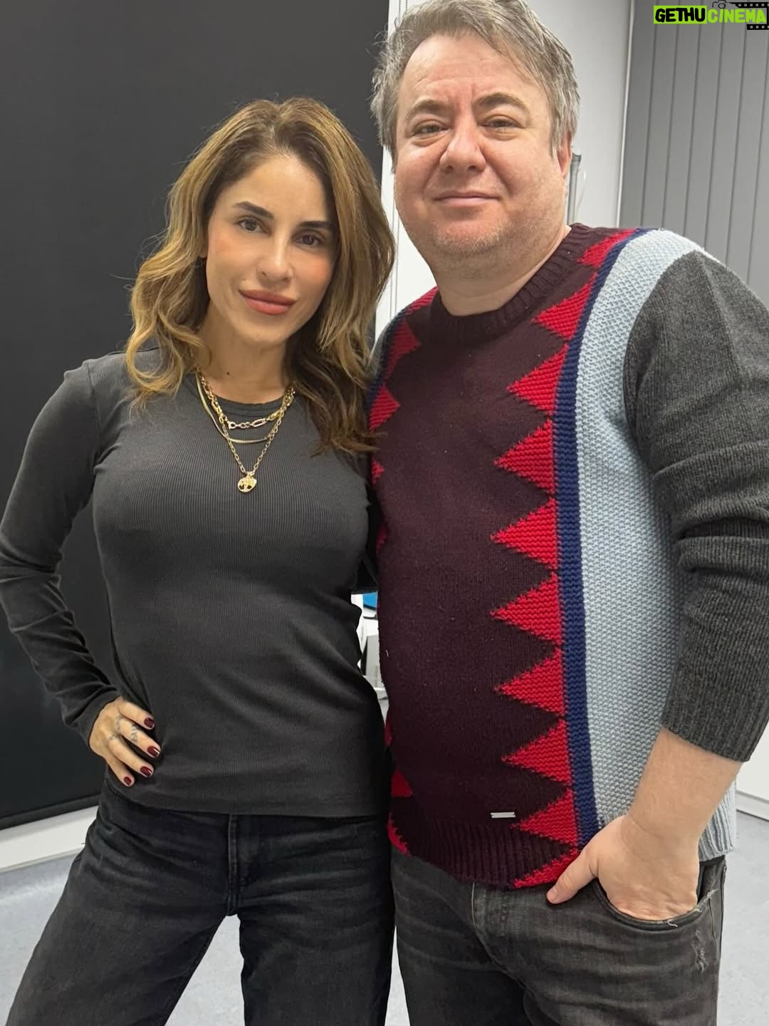 Irmak Ünal - 5.8K Likes - “Sonuçların meme kanseri” kelimelerini duyduğumda, yeni yılın ilk günüydü… ne sürpriz!!! ve ben bunun beni hem tamamen yıkıp hem de yeniden inşa edeceğini bilmiyordum. Bu yolculuk hem çok gerçek, hem çok zor, hem de anlatması güç bir şekilde dönüştürücü…

Ekim ayı Meme Kanseri Farkındalık Ayı, ve bu süreçte şunu çok net öğrendim: erken teşhis gerçekten hayat kurtarır. Bilgi, korku değil güç demek. Ve ben, yol boyunca bana hem bilimin hem kalbin ışığıyla rehberlik eden inanılmaz bir doktor ekibiyle çevrili olduğum için kendimi çok şanslı hissediyorum. Özellikle bütün garipliğimle boğuşan ve her an bana kendimi güvende hissettiren @prof.dr.uguranilbingol e ayrıca teşekkür ediyorum. 

Tabii dürüst olayım… benim spiritüel tarafım bazen bilimle çatışıyor. 😄 Doktorlarımın daha önce hiç duymadıkları sorularla uğraşmak zorunda kaldıkları kesin 😬 ve içimdeki uzaylıyla da! 👽 Ama yine de bana sabırla, mizahla ve sonsuz bir motivasyonla yaklaştılar. Yaklaşmaya devam ediyorlar….Bu, benim için tıbbın en saf hali.

Şifalanma sürecimde bildiğim her şeyi birleştiriyorum….spiritüel uygulamalar, homeopati, enerji çalışmaları ve bilimin sunduğu en iyi imkanlar… Hepsini sezgiyle, farkındalıkla harmanlıyorum. Benim için iyileşmek artık bir sanat: biraz inanç, biraz bilim, tamamen kalp işi.

Bu yoldan geçen ya da bir yakını geçen herkese……..sizi görüyorum, sizi hissediyorum. Şifa düz bir çizgi değil ama izin verdiğinde içinde mucizevi bir zarafet var aslında. Ve yaratanın ışığına şahitlik edebilirsiniz. 
ne kadar ameliyathane kapısında “vay be bir başımayım,yapayalnız gidiyorum” desem de asla yalnız değildim. Önce Allah ın varlığını hep hissettim 🙏🏻 ve yol arkadaşlarıma tüm kalbimle teşekkür etmeliyim….özellikle kız kardeşime, anneme, çocuklarıma, canım aileme ve en yakın dostlarıma, bu yolda benimle yürüdüğünüz ve hâlâ yürümeye devam ettiğiniz için.
Sonuçta, hepimiz sadece birbirimize eve giden yolda eşlik ediyoruz. 💗 çok değerlisiniz. 

Ve İşte buradayım… kısacık saçlı, açık kalpli, her an minnettar ve kutsanmış olduğunun farkında. Yeni bir gün, yeni bir ben. 📸 by @ozdenkaftanthomas 

#ErkenTeşhisHayatKurtarır  #ŞifalanmaDevamEdiyor #iammyownexperimentiammyownworkofart
