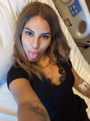 Irmak Ünal Instagram - “Sonuçların meme kanseri” kelimelerini duyduğumda, yeni yılın ilk günüydü… ne sürpriz!!! ve ben bunun beni hem tamamen yıkıp hem de yeniden inşa edeceğini bilmiyordum. Bu yolculuk hem çok gerçek, hem çok zor, hem de anlatması güç bir şekilde dönüştürücü…

Ekim ayı Meme Kanseri Farkındalık Ayı, ve bu süreçte şunu çok net öğrendim: erken teşhis gerçekten hayat kurtarır. Bilgi, korku değil güç demek. Ve ben, yol boyunca bana hem bilimin hem kalbin ışığıyla rehberlik eden inanılmaz bir doktor ekibiyle çevrili olduğum için kendimi çok şanslı hissediyorum. Özellikle bütün garipliğimle boğuşan ve her an bana kendimi güvende hissettiren @prof.dr.uguranilbingol e ayrıca teşekkür ediyorum. 

Tabii dürüst olayım… benim spiritüel tarafım bazen bilimle çatışıyor. 😄 Doktorlarımın daha önce hiç duymadıkları sorularla uğraşmak zorunda kaldıkları kesin 😬 ve içimdeki uzaylıyla da! 👽 Ama yine de bana sabırla, mizahla ve sonsuz bir motivasyonla yaklaştılar. Yaklaşmaya devam ediyorlar….Bu, benim için tıbbın en saf hali.

Şifalanma sürecimde bildiğim her şeyi birleştiriyorum….spiritüel uygulamalar, homeopati, enerji çalışmaları ve bilimin sunduğu en iyi imkanlar… Hepsini sezgiyle, farkındalıkla harmanlıyorum. Benim için iyileşmek artık bir sanat: biraz inanç, biraz bilim, tamamen kalp işi.

Bu yoldan geçen ya da bir yakını geçen herkese……..sizi görüyorum, sizi hissediyorum. Şifa düz bir çizgi değil ama izin verdiğinde içinde mucizevi bir zarafet var aslında. Ve yaratanın ışığına şahitlik edebilirsiniz. 
ne kadar ameliyathane kapısında “vay be bir başımayım,yapayalnız gidiyorum” desem de asla yalnız değildim. Önce Allah ın varlığını hep hissettim 🙏🏻 ve yol arkadaşlarıma tüm kalbimle teşekkür etmeliyim….özellikle kız kardeşime, anneme, çocuklarıma, canım aileme ve en yakın dostlarıma, bu yolda benimle yürüdüğünüz ve hâlâ yürümeye devam ettiğiniz için.
Sonuçta, hepimiz sadece birbirimize eve giden yolda eşlik ediyoruz. 💗 çok değerlisiniz. 

Ve İşte buradayım… kısacık saçlı, açık kalpli, her an minnettar ve kutsanmış olduğunun farkında. Yeni bir gün, yeni bir ben. 📸 by @ozdenkaftanthomas 

#ErkenTeşhisHayatKurtarır  #ŞifalanmaDevamEdiyor #iammyownexperimentiammyownworkofart