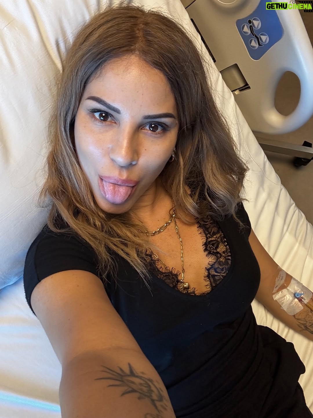 Irmak Ünal - 5.8K Likes - “Sonuçların meme kanseri” kelimelerini duyduğumda, yeni yılın ilk günüydü… ne sürpriz!!! ve ben bunun beni hem tamamen yıkıp hem de yeniden inşa edeceğini bilmiyordum. Bu yolculuk hem çok gerçek, hem çok zor, hem de anlatması güç bir şekilde dönüştürücü…

Ekim ayı Meme Kanseri Farkındalık Ayı, ve bu süreçte şunu çok net öğrendim: erken teşhis gerçekten hayat kurtarır. Bilgi, korku değil güç demek. Ve ben, yol boyunca bana hem bilimin hem kalbin ışığıyla rehberlik eden inanılmaz bir doktor ekibiyle çevrili olduğum için kendimi çok şanslı hissediyorum. Özellikle bütün garipliğimle boğuşan ve her an bana kendimi güvende hissettiren @prof.dr.uguranilbingol e ayrıca teşekkür ediyorum. 

Tabii dürüst olayım… benim spiritüel tarafım bazen bilimle çatışıyor. 😄 Doktorlarımın daha önce hiç duymadıkları sorularla uğraşmak zorunda kaldıkları kesin 😬 ve içimdeki uzaylıyla da! 👽 Ama yine de bana sabırla, mizahla ve sonsuz bir motivasyonla yaklaştılar. Yaklaşmaya devam ediyorlar….Bu, benim için tıbbın en saf hali.

Şifalanma sürecimde bildiğim her şeyi birleştiriyorum….spiritüel uygulamalar, homeopati, enerji çalışmaları ve bilimin sunduğu en iyi imkanlar… Hepsini sezgiyle, farkındalıkla harmanlıyorum. Benim için iyileşmek artık bir sanat: biraz inanç, biraz bilim, tamamen kalp işi.

Bu yoldan geçen ya da bir yakını geçen herkese……..sizi görüyorum, sizi hissediyorum. Şifa düz bir çizgi değil ama izin verdiğinde içinde mucizevi bir zarafet var aslında. Ve yaratanın ışığına şahitlik edebilirsiniz. 
ne kadar ameliyathane kapısında “vay be bir başımayım,yapayalnız gidiyorum” desem de asla yalnız değildim. Önce Allah ın varlığını hep hissettim 🙏🏻 ve yol arkadaşlarıma tüm kalbimle teşekkür etmeliyim….özellikle kız kardeşime, anneme, çocuklarıma, canım aileme ve en yakın dostlarıma, bu yolda benimle yürüdüğünüz ve hâlâ yürümeye devam ettiğiniz için.
Sonuçta, hepimiz sadece birbirimize eve giden yolda eşlik ediyoruz. 💗 çok değerlisiniz. 

Ve İşte buradayım… kısacık saçlı, açık kalpli, her an minnettar ve kutsanmış olduğunun farkında. Yeni bir gün, yeni bir ben. 📸 by @ozdenkaftanthomas 

#ErkenTeşhisHayatKurtarır  #ŞifalanmaDevamEdiyor #iammyownexperimentiammyownworkofart