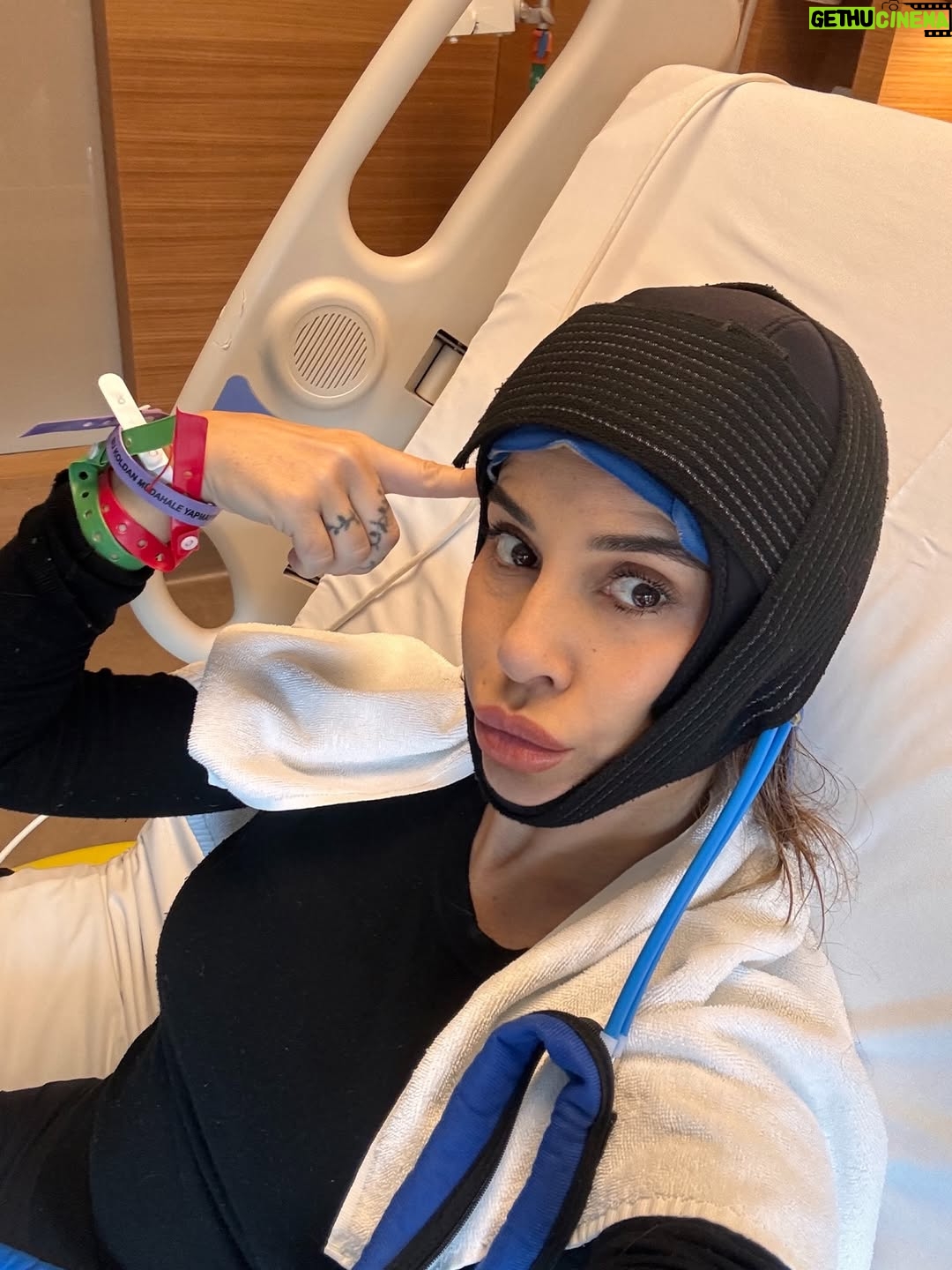 Irmak Ünal - 5.8K Likes - “Sonuçların meme kanseri” kelimelerini duyduğumda, yeni yılın ilk günüydü… ne sürpriz!!! ve ben bunun beni hem tamamen yıkıp hem de yeniden inşa edeceğini bilmiyordum. Bu yolculuk hem çok gerçek, hem çok zor, hem de anlatması güç bir şekilde dönüştürücü…

Ekim ayı Meme Kanseri Farkındalık Ayı, ve bu süreçte şunu çok net öğrendim: erken teşhis gerçekten hayat kurtarır. Bilgi, korku değil güç demek. Ve ben, yol boyunca bana hem bilimin hem kalbin ışığıyla rehberlik eden inanılmaz bir doktor ekibiyle çevrili olduğum için kendimi çok şanslı hissediyorum. Özellikle bütün garipliğimle boğuşan ve her an bana kendimi güvende hissettiren @prof.dr.uguranilbingol e ayrıca teşekkür ediyorum. 

Tabii dürüst olayım… benim spiritüel tarafım bazen bilimle çatışıyor. 😄 Doktorlarımın daha önce hiç duymadıkları sorularla uğraşmak zorunda kaldıkları kesin 😬 ve içimdeki uzaylıyla da! 👽 Ama yine de bana sabırla, mizahla ve sonsuz bir motivasyonla yaklaştılar. Yaklaşmaya devam ediyorlar….Bu, benim için tıbbın en saf hali.

Şifalanma sürecimde bildiğim her şeyi birleştiriyorum….spiritüel uygulamalar, homeopati, enerji çalışmaları ve bilimin sunduğu en iyi imkanlar… Hepsini sezgiyle, farkındalıkla harmanlıyorum. Benim için iyileşmek artık bir sanat: biraz inanç, biraz bilim, tamamen kalp işi.

Bu yoldan geçen ya da bir yakını geçen herkese……..sizi görüyorum, sizi hissediyorum. Şifa düz bir çizgi değil ama izin verdiğinde içinde mucizevi bir zarafet var aslında. Ve yaratanın ışığına şahitlik edebilirsiniz. 
ne kadar ameliyathane kapısında “vay be bir başımayım,yapayalnız gidiyorum” desem de asla yalnız değildim. Önce Allah ın varlığını hep hissettim 🙏🏻 ve yol arkadaşlarıma tüm kalbimle teşekkür etmeliyim….özellikle kız kardeşime, anneme, çocuklarıma, canım aileme ve en yakın dostlarıma, bu yolda benimle yürüdüğünüz ve hâlâ yürümeye devam ettiğiniz için.
Sonuçta, hepimiz sadece birbirimize eve giden yolda eşlik ediyoruz. 💗 çok değerlisiniz. 

Ve İşte buradayım… kısacık saçlı, açık kalpli, her an minnettar ve kutsanmış olduğunun farkında. Yeni bir gün, yeni bir ben. 📸 by @ozdenkaftanthomas 

#ErkenTeşhisHayatKurtarır  #ŞifalanmaDevamEdiyor #iammyownexperimentiammyownworkofart
