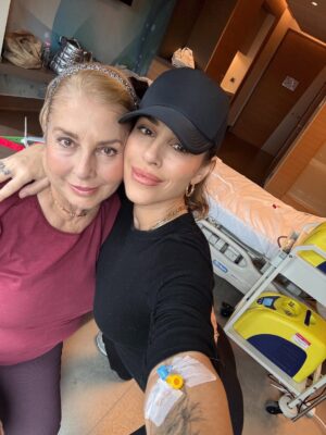 Irmak Ünal Instagram - “Sonuçların meme kanseri” kelimelerini duyduğumda, yeni yılın ilk günüydü… ne sürpriz!!! ve ben bunun beni hem tamamen yıkıp hem de yeniden inşa edeceğini bilmiyordum. Bu yolculuk hem çok gerçek, hem çok zor, hem de anlatması güç bir şekilde dönüştürücü…

Ekim ayı Meme Kanseri Farkındalık Ayı, ve bu süreçte şunu çok net öğrendim: erken teşhis gerçekten hayat kurtarır. Bilgi, korku değil güç demek. Ve ben, yol boyunca bana hem bilimin hem kalbin ışığıyla rehberlik eden inanılmaz bir doktor ekibiyle çevrili olduğum için kendimi çok şanslı hissediyorum. Özellikle bütün garipliğimle boğuşan ve her an bana kendimi güvende hissettiren @prof.dr.uguranilbingol e ayrıca teşekkür ediyorum. 

Tabii dürüst olayım… benim spiritüel tarafım bazen bilimle çatışıyor. 😄 Doktorlarımın daha önce hiç duymadıkları sorularla uğraşmak zorunda kaldıkları kesin 😬 ve içimdeki uzaylıyla da! 👽 Ama yine de bana sabırla, mizahla ve sonsuz bir motivasyonla yaklaştılar. Yaklaşmaya devam ediyorlar….Bu, benim için tıbbın en saf hali.

Şifalanma sürecimde bildiğim her şeyi birleştiriyorum….spiritüel uygulamalar, homeopati, enerji çalışmaları ve bilimin sunduğu en iyi imkanlar… Hepsini sezgiyle, farkındalıkla harmanlıyorum. Benim için iyileşmek artık bir sanat: biraz inanç, biraz bilim, tamamen kalp işi.

Bu yoldan geçen ya da bir yakını geçen herkese……..sizi görüyorum, sizi hissediyorum. Şifa düz bir çizgi değil ama izin verdiğinde içinde mucizevi bir zarafet var aslında. Ve yaratanın ışığına şahitlik edebilirsiniz. 
ne kadar ameliyathane kapısında “vay be bir başımayım,yapayalnız gidiyorum” desem de asla yalnız değildim. Önce Allah ın varlığını hep hissettim 🙏🏻 ve yol arkadaşlarıma tüm kalbimle teşekkür etmeliyim….özellikle kız kardeşime, anneme, çocuklarıma, canım aileme ve en yakın dostlarıma, bu yolda benimle yürüdüğünüz ve hâlâ yürümeye devam ettiğiniz için.
Sonuçta, hepimiz sadece birbirimize eve giden yolda eşlik ediyoruz. 💗 çok değerlisiniz. 

Ve İşte buradayım… kısacık saçlı, açık kalpli, her an minnettar ve kutsanmış olduğunun farkında. Yeni bir gün, yeni bir ben. 📸 by @ozdenkaftanthomas 

#ErkenTeşhisHayatKurtarır  #ŞifalanmaDevamEdiyor #iammyownexperimentiammyownworkofart