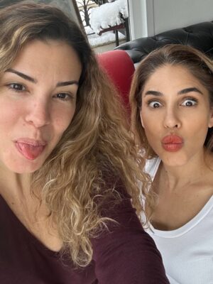 Irmak Ünal Instagram - “Sonuçların meme kanseri” kelimelerini duyduğumda, yeni yılın ilk günüydü… ne sürpriz!!! ve ben bunun beni hem tamamen yıkıp hem de yeniden inşa edeceğini bilmiyordum. Bu yolculuk hem çok gerçek, hem çok zor, hem de anlatması güç bir şekilde dönüştürücü…

Ekim ayı Meme Kanseri Farkındalık Ayı, ve bu süreçte şunu çok net öğrendim: erken teşhis gerçekten hayat kurtarır. Bilgi, korku değil güç demek. Ve ben, yol boyunca bana hem bilimin hem kalbin ışığıyla rehberlik eden inanılmaz bir doktor ekibiyle çevrili olduğum için kendimi çok şanslı hissediyorum. Özellikle bütün garipliğimle boğuşan ve her an bana kendimi güvende hissettiren @prof.dr.uguranilbingol e ayrıca teşekkür ediyorum. 

Tabii dürüst olayım… benim spiritüel tarafım bazen bilimle çatışıyor. 😄 Doktorlarımın daha önce hiç duymadıkları sorularla uğraşmak zorunda kaldıkları kesin 😬 ve içimdeki uzaylıyla da! 👽 Ama yine de bana sabırla, mizahla ve sonsuz bir motivasyonla yaklaştılar. Yaklaşmaya devam ediyorlar….Bu, benim için tıbbın en saf hali.

Şifalanma sürecimde bildiğim her şeyi birleştiriyorum….spiritüel uygulamalar, homeopati, enerji çalışmaları ve bilimin sunduğu en iyi imkanlar… Hepsini sezgiyle, farkındalıkla harmanlıyorum. Benim için iyileşmek artık bir sanat: biraz inanç, biraz bilim, tamamen kalp işi.

Bu yoldan geçen ya da bir yakını geçen herkese……..sizi görüyorum, sizi hissediyorum. Şifa düz bir çizgi değil ama izin verdiğinde içinde mucizevi bir zarafet var aslında. Ve yaratanın ışığına şahitlik edebilirsiniz. 
ne kadar ameliyathane kapısında “vay be bir başımayım,yapayalnız gidiyorum” desem de asla yalnız değildim. Önce Allah ın varlığını hep hissettim 🙏🏻 ve yol arkadaşlarıma tüm kalbimle teşekkür etmeliyim….özellikle kız kardeşime, anneme, çocuklarıma, canım aileme ve en yakın dostlarıma, bu yolda benimle yürüdüğünüz ve hâlâ yürümeye devam ettiğiniz için.
Sonuçta, hepimiz sadece birbirimize eve giden yolda eşlik ediyoruz. 💗 çok değerlisiniz. 

Ve İşte buradayım… kısacık saçlı, açık kalpli, her an minnettar ve kutsanmış olduğunun farkında. Yeni bir gün, yeni bir ben. 📸 by @ozdenkaftanthomas 

#ErkenTeşhisHayatKurtarır  #ŞifalanmaDevamEdiyor #iammyownexperimentiammyownworkofart