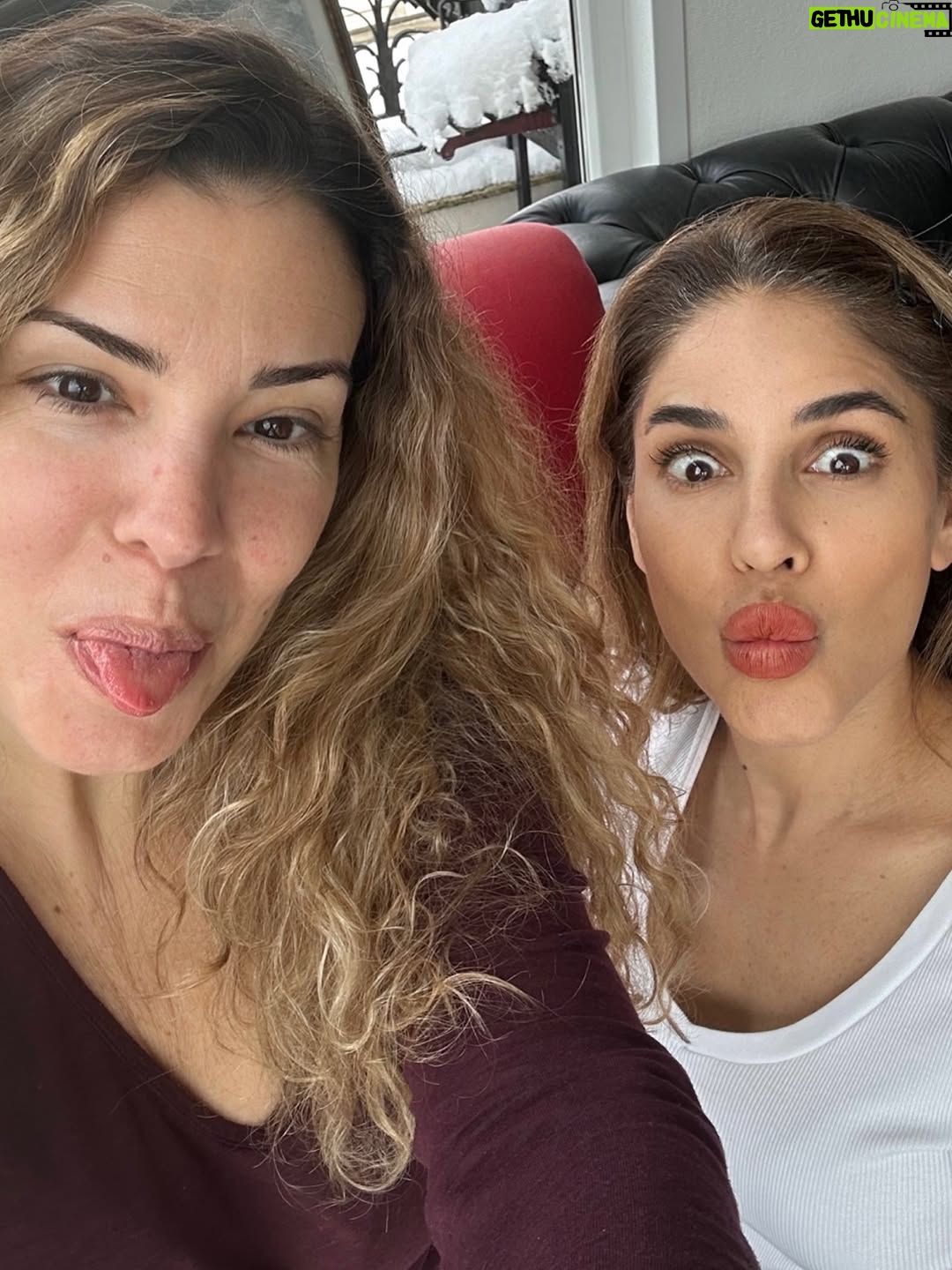 Irmak Ünal - 5.8K Likes - “Sonuçların meme kanseri” kelimelerini duyduğumda, yeni yılın ilk günüydü… ne sürpriz!!! ve ben bunun beni hem tamamen yıkıp hem de yeniden inşa edeceğini bilmiyordum. Bu yolculuk hem çok gerçek, hem çok zor, hem de anlatması güç bir şekilde dönüştürücü…

Ekim ayı Meme Kanseri Farkındalık Ayı, ve bu süreçte şunu çok net öğrendim: erken teşhis gerçekten hayat kurtarır. Bilgi, korku değil güç demek. Ve ben, yol boyunca bana hem bilimin hem kalbin ışığıyla rehberlik eden inanılmaz bir doktor ekibiyle çevrili olduğum için kendimi çok şanslı hissediyorum. Özellikle bütün garipliğimle boğuşan ve her an bana kendimi güvende hissettiren @prof.dr.uguranilbingol e ayrıca teşekkür ediyorum. 

Tabii dürüst olayım… benim spiritüel tarafım bazen bilimle çatışıyor. 😄 Doktorlarımın daha önce hiç duymadıkları sorularla uğraşmak zorunda kaldıkları kesin 😬 ve içimdeki uzaylıyla da! 👽 Ama yine de bana sabırla, mizahla ve sonsuz bir motivasyonla yaklaştılar. Yaklaşmaya devam ediyorlar….Bu, benim için tıbbın en saf hali.

Şifalanma sürecimde bildiğim her şeyi birleştiriyorum….spiritüel uygulamalar, homeopati, enerji çalışmaları ve bilimin sunduğu en iyi imkanlar… Hepsini sezgiyle, farkındalıkla harmanlıyorum. Benim için iyileşmek artık bir sanat: biraz inanç, biraz bilim, tamamen kalp işi.

Bu yoldan geçen ya da bir yakını geçen herkese……..sizi görüyorum, sizi hissediyorum. Şifa düz bir çizgi değil ama izin verdiğinde içinde mucizevi bir zarafet var aslında. Ve yaratanın ışığına şahitlik edebilirsiniz. 
ne kadar ameliyathane kapısında “vay be bir başımayım,yapayalnız gidiyorum” desem de asla yalnız değildim. Önce Allah ın varlığını hep hissettim 🙏🏻 ve yol arkadaşlarıma tüm kalbimle teşekkür etmeliyim….özellikle kız kardeşime, anneme, çocuklarıma, canım aileme ve en yakın dostlarıma, bu yolda benimle yürüdüğünüz ve hâlâ yürümeye devam ettiğiniz için.
Sonuçta, hepimiz sadece birbirimize eve giden yolda eşlik ediyoruz. 💗 çok değerlisiniz. 

Ve İşte buradayım… kısacık saçlı, açık kalpli, her an minnettar ve kutsanmış olduğunun farkında. Yeni bir gün, yeni bir ben. 📸 by @ozdenkaftanthomas 

#ErkenTeşhisHayatKurtarır  #ŞifalanmaDevamEdiyor #iammyownexperimentiammyownworkofart