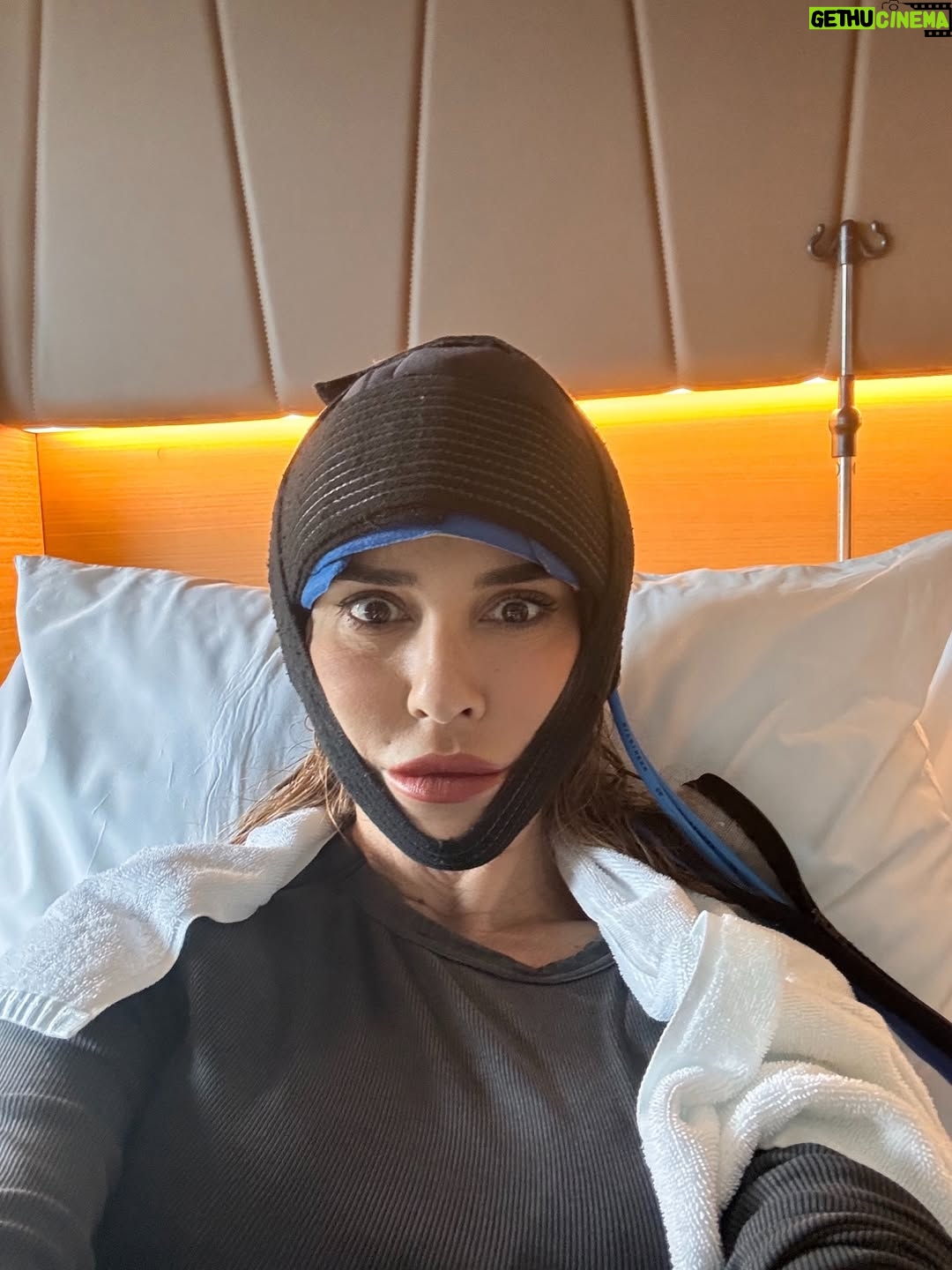 Irmak Ünal - 5.8K Likes - “Sonuçların meme kanseri” kelimelerini duyduğumda, yeni yılın ilk günüydü… ne sürpriz!!! ve ben bunun beni hem tamamen yıkıp hem de yeniden inşa edeceğini bilmiyordum. Bu yolculuk hem çok gerçek, hem çok zor, hem de anlatması güç bir şekilde dönüştürücü…

Ekim ayı Meme Kanseri Farkındalık Ayı, ve bu süreçte şunu çok net öğrendim: erken teşhis gerçekten hayat kurtarır. Bilgi, korku değil güç demek. Ve ben, yol boyunca bana hem bilimin hem kalbin ışığıyla rehberlik eden inanılmaz bir doktor ekibiyle çevrili olduğum için kendimi çok şanslı hissediyorum. Özellikle bütün garipliğimle boğuşan ve her an bana kendimi güvende hissettiren @prof.dr.uguranilbingol e ayrıca teşekkür ediyorum. 

Tabii dürüst olayım… benim spiritüel tarafım bazen bilimle çatışıyor. 😄 Doktorlarımın daha önce hiç duymadıkları sorularla uğraşmak zorunda kaldıkları kesin 😬 ve içimdeki uzaylıyla da! 👽 Ama yine de bana sabırla, mizahla ve sonsuz bir motivasyonla yaklaştılar. Yaklaşmaya devam ediyorlar….Bu, benim için tıbbın en saf hali.

Şifalanma sürecimde bildiğim her şeyi birleştiriyorum….spiritüel uygulamalar, homeopati, enerji çalışmaları ve bilimin sunduğu en iyi imkanlar… Hepsini sezgiyle, farkındalıkla harmanlıyorum. Benim için iyileşmek artık bir sanat: biraz inanç, biraz bilim, tamamen kalp işi.

Bu yoldan geçen ya da bir yakını geçen herkese……..sizi görüyorum, sizi hissediyorum. Şifa düz bir çizgi değil ama izin verdiğinde içinde mucizevi bir zarafet var aslında. Ve yaratanın ışığına şahitlik edebilirsiniz. 
ne kadar ameliyathane kapısında “vay be bir başımayım,yapayalnız gidiyorum” desem de asla yalnız değildim. Önce Allah ın varlığını hep hissettim 🙏🏻 ve yol arkadaşlarıma tüm kalbimle teşekkür etmeliyim….özellikle kız kardeşime, anneme, çocuklarıma, canım aileme ve en yakın dostlarıma, bu yolda benimle yürüdüğünüz ve hâlâ yürümeye devam ettiğiniz için.
Sonuçta, hepimiz sadece birbirimize eve giden yolda eşlik ediyoruz. 💗 çok değerlisiniz. 

Ve İşte buradayım… kısacık saçlı, açık kalpli, her an minnettar ve kutsanmış olduğunun farkında. Yeni bir gün, yeni bir ben. 📸 by @ozdenkaftanthomas 

#ErkenTeşhisHayatKurtarır  #ŞifalanmaDevamEdiyor #iammyownexperimentiammyownworkofart