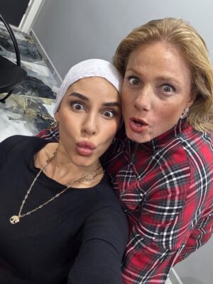 Irmak Ünal Instagram - “Sonuçların meme kanseri” kelimelerini duyduğumda, yeni yılın ilk günüydü… ne sürpriz!!! ve ben bunun beni hem tamamen yıkıp hem de yeniden inşa edeceğini bilmiyordum. Bu yolculuk hem çok gerçek, hem çok zor, hem de anlatması güç bir şekilde dönüştürücü…

Ekim ayı Meme Kanseri Farkındalık Ayı, ve bu süreçte şunu çok net öğrendim: erken teşhis gerçekten hayat kurtarır. Bilgi, korku değil güç demek. Ve ben, yol boyunca bana hem bilimin hem kalbin ışığıyla rehberlik eden inanılmaz bir doktor ekibiyle çevrili olduğum için kendimi çok şanslı hissediyorum. Özellikle bütün garipliğimle boğuşan ve her an bana kendimi güvende hissettiren @prof.dr.uguranilbingol e ayrıca teşekkür ediyorum. 

Tabii dürüst olayım… benim spiritüel tarafım bazen bilimle çatışıyor. 😄 Doktorlarımın daha önce hiç duymadıkları sorularla uğraşmak zorunda kaldıkları kesin 😬 ve içimdeki uzaylıyla da! 👽 Ama yine de bana sabırla, mizahla ve sonsuz bir motivasyonla yaklaştılar. Yaklaşmaya devam ediyorlar….Bu, benim için tıbbın en saf hali.

Şifalanma sürecimde bildiğim her şeyi birleştiriyorum….spiritüel uygulamalar, homeopati, enerji çalışmaları ve bilimin sunduğu en iyi imkanlar… Hepsini sezgiyle, farkındalıkla harmanlıyorum. Benim için iyileşmek artık bir sanat: biraz inanç, biraz bilim, tamamen kalp işi.

Bu yoldan geçen ya da bir yakını geçen herkese……..sizi görüyorum, sizi hissediyorum. Şifa düz bir çizgi değil ama izin verdiğinde içinde mucizevi bir zarafet var aslında. Ve yaratanın ışığına şahitlik edebilirsiniz. 
ne kadar ameliyathane kapısında “vay be bir başımayım,yapayalnız gidiyorum” desem de asla yalnız değildim. Önce Allah ın varlığını hep hissettim 🙏🏻 ve yol arkadaşlarıma tüm kalbimle teşekkür etmeliyim….özellikle kız kardeşime, anneme, çocuklarıma, canım aileme ve en yakın dostlarıma, bu yolda benimle yürüdüğünüz ve hâlâ yürümeye devam ettiğiniz için.
Sonuçta, hepimiz sadece birbirimize eve giden yolda eşlik ediyoruz. 💗 çok değerlisiniz. 

Ve İşte buradayım… kısacık saçlı, açık kalpli, her an minnettar ve kutsanmış olduğunun farkında. Yeni bir gün, yeni bir ben. 📸 by @ozdenkaftanthomas 

#ErkenTeşhisHayatKurtarır  #ŞifalanmaDevamEdiyor #iammyownexperimentiammyownworkofart