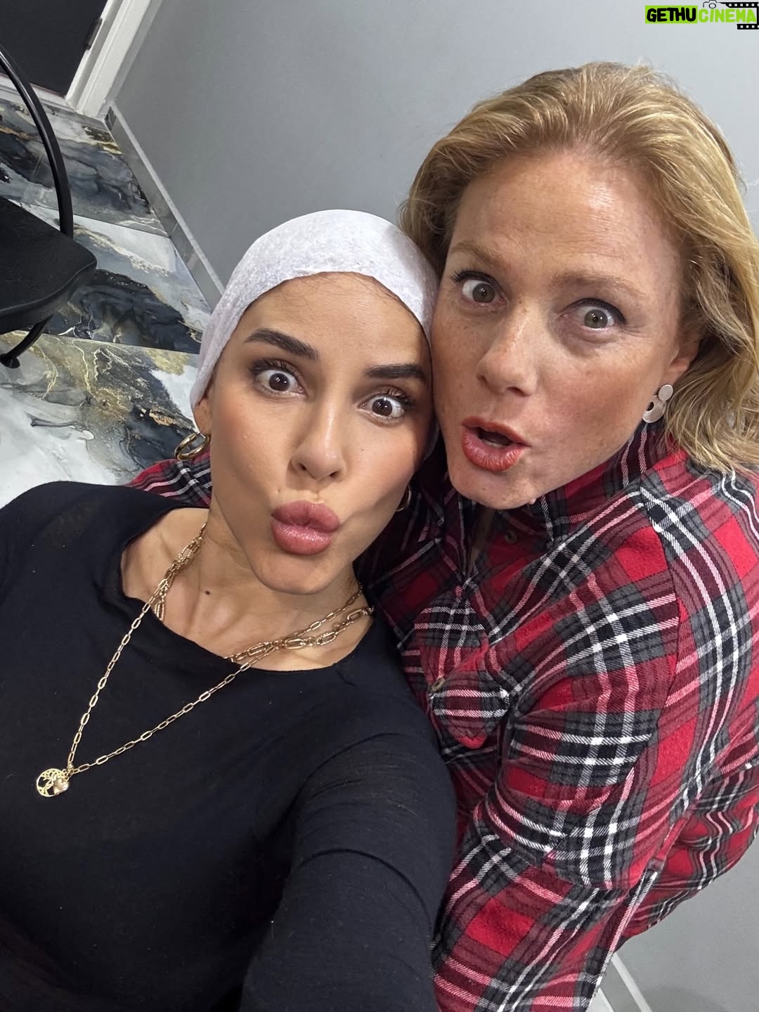 Irmak Ünal - 5.8K Likes - “Sonuçların meme kanseri” kelimelerini duyduğumda, yeni yılın ilk günüydü… ne sürpriz!!! ve ben bunun beni hem tamamen yıkıp hem de yeniden inşa edeceğini bilmiyordum. Bu yolculuk hem çok gerçek, hem çok zor, hem de anlatması güç bir şekilde dönüştürücü…

Ekim ayı Meme Kanseri Farkındalık Ayı, ve bu süreçte şunu çok net öğrendim: erken teşhis gerçekten hayat kurtarır. Bilgi, korku değil güç demek. Ve ben, yol boyunca bana hem bilimin hem kalbin ışığıyla rehberlik eden inanılmaz bir doktor ekibiyle çevrili olduğum için kendimi çok şanslı hissediyorum. Özellikle bütün garipliğimle boğuşan ve her an bana kendimi güvende hissettiren @prof.dr.uguranilbingol e ayrıca teşekkür ediyorum. 

Tabii dürüst olayım… benim spiritüel tarafım bazen bilimle çatışıyor. 😄 Doktorlarımın daha önce hiç duymadıkları sorularla uğraşmak zorunda kaldıkları kesin 😬 ve içimdeki uzaylıyla da! 👽 Ama yine de bana sabırla, mizahla ve sonsuz bir motivasyonla yaklaştılar. Yaklaşmaya devam ediyorlar….Bu, benim için tıbbın en saf hali.

Şifalanma sürecimde bildiğim her şeyi birleştiriyorum….spiritüel uygulamalar, homeopati, enerji çalışmaları ve bilimin sunduğu en iyi imkanlar… Hepsini sezgiyle, farkındalıkla harmanlıyorum. Benim için iyileşmek artık bir sanat: biraz inanç, biraz bilim, tamamen kalp işi.

Bu yoldan geçen ya da bir yakını geçen herkese……..sizi görüyorum, sizi hissediyorum. Şifa düz bir çizgi değil ama izin verdiğinde içinde mucizevi bir zarafet var aslında. Ve yaratanın ışığına şahitlik edebilirsiniz. 
ne kadar ameliyathane kapısında “vay be bir başımayım,yapayalnız gidiyorum” desem de asla yalnız değildim. Önce Allah ın varlığını hep hissettim 🙏🏻 ve yol arkadaşlarıma tüm kalbimle teşekkür etmeliyim….özellikle kız kardeşime, anneme, çocuklarıma, canım aileme ve en yakın dostlarıma, bu yolda benimle yürüdüğünüz ve hâlâ yürümeye devam ettiğiniz için.
Sonuçta, hepimiz sadece birbirimize eve giden yolda eşlik ediyoruz. 💗 çok değerlisiniz. 

Ve İşte buradayım… kısacık saçlı, açık kalpli, her an minnettar ve kutsanmış olduğunun farkında. Yeni bir gün, yeni bir ben. 📸 by @ozdenkaftanthomas 

#ErkenTeşhisHayatKurtarır  #ŞifalanmaDevamEdiyor #iammyownexperimentiammyownworkofart