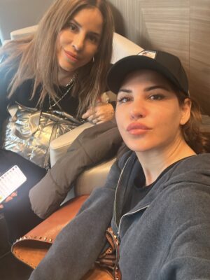 Irmak Ünal Instagram - “Sonuçların meme kanseri” kelimelerini duyduğumda, yeni yılın ilk günüydü… ne sürpriz!!! ve ben bunun beni hem tamamen yıkıp hem de yeniden inşa edeceğini bilmiyordum. Bu yolculuk hem çok gerçek, hem çok zor, hem de anlatması güç bir şekilde dönüştürücü…

Ekim ayı Meme Kanseri Farkındalık Ayı, ve bu süreçte şunu çok net öğrendim: erken teşhis gerçekten hayat kurtarır. Bilgi, korku değil güç demek. Ve ben, yol boyunca bana hem bilimin hem kalbin ışığıyla rehberlik eden inanılmaz bir doktor ekibiyle çevrili olduğum için kendimi çok şanslı hissediyorum. Özellikle bütün garipliğimle boğuşan ve her an bana kendimi güvende hissettiren @prof.dr.uguranilbingol e ayrıca teşekkür ediyorum. 

Tabii dürüst olayım… benim spiritüel tarafım bazen bilimle çatışıyor. 😄 Doktorlarımın daha önce hiç duymadıkları sorularla uğraşmak zorunda kaldıkları kesin 😬 ve içimdeki uzaylıyla da! 👽 Ama yine de bana sabırla, mizahla ve sonsuz bir motivasyonla yaklaştılar. Yaklaşmaya devam ediyorlar….Bu, benim için tıbbın en saf hali.

Şifalanma sürecimde bildiğim her şeyi birleştiriyorum….spiritüel uygulamalar, homeopati, enerji çalışmaları ve bilimin sunduğu en iyi imkanlar… Hepsini sezgiyle, farkındalıkla harmanlıyorum. Benim için iyileşmek artık bir sanat: biraz inanç, biraz bilim, tamamen kalp işi.

Bu yoldan geçen ya da bir yakını geçen herkese……..sizi görüyorum, sizi hissediyorum. Şifa düz bir çizgi değil ama izin verdiğinde içinde mucizevi bir zarafet var aslında. Ve yaratanın ışığına şahitlik edebilirsiniz. 
ne kadar ameliyathane kapısında “vay be bir başımayım,yapayalnız gidiyorum” desem de asla yalnız değildim. Önce Allah ın varlığını hep hissettim 🙏🏻 ve yol arkadaşlarıma tüm kalbimle teşekkür etmeliyim….özellikle kız kardeşime, anneme, çocuklarıma, canım aileme ve en yakın dostlarıma, bu yolda benimle yürüdüğünüz ve hâlâ yürümeye devam ettiğiniz için.
Sonuçta, hepimiz sadece birbirimize eve giden yolda eşlik ediyoruz. 💗 çok değerlisiniz. 

Ve İşte buradayım… kısacık saçlı, açık kalpli, her an minnettar ve kutsanmış olduğunun farkında. Yeni bir gün, yeni bir ben. 📸 by @ozdenkaftanthomas 

#ErkenTeşhisHayatKurtarır  #ŞifalanmaDevamEdiyor #iammyownexperimentiammyownworkofart