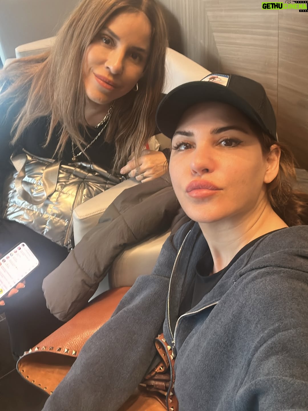 Irmak Ünal - 5.8K Likes - “Sonuçların meme kanseri” kelimelerini duyduğumda, yeni yılın ilk günüydü… ne sürpriz!!! ve ben bunun beni hem tamamen yıkıp hem de yeniden inşa edeceğini bilmiyordum. Bu yolculuk hem çok gerçek, hem çok zor, hem de anlatması güç bir şekilde dönüştürücü…

Ekim ayı Meme Kanseri Farkındalık Ayı, ve bu süreçte şunu çok net öğrendim: erken teşhis gerçekten hayat kurtarır. Bilgi, korku değil güç demek. Ve ben, yol boyunca bana hem bilimin hem kalbin ışığıyla rehberlik eden inanılmaz bir doktor ekibiyle çevrili olduğum için kendimi çok şanslı hissediyorum. Özellikle bütün garipliğimle boğuşan ve her an bana kendimi güvende hissettiren @prof.dr.uguranilbingol e ayrıca teşekkür ediyorum. 

Tabii dürüst olayım… benim spiritüel tarafım bazen bilimle çatışıyor. 😄 Doktorlarımın daha önce hiç duymadıkları sorularla uğraşmak zorunda kaldıkları kesin 😬 ve içimdeki uzaylıyla da! 👽 Ama yine de bana sabırla, mizahla ve sonsuz bir motivasyonla yaklaştılar. Yaklaşmaya devam ediyorlar….Bu, benim için tıbbın en saf hali.

Şifalanma sürecimde bildiğim her şeyi birleştiriyorum….spiritüel uygulamalar, homeopati, enerji çalışmaları ve bilimin sunduğu en iyi imkanlar… Hepsini sezgiyle, farkındalıkla harmanlıyorum. Benim için iyileşmek artık bir sanat: biraz inanç, biraz bilim, tamamen kalp işi.

Bu yoldan geçen ya da bir yakını geçen herkese……..sizi görüyorum, sizi hissediyorum. Şifa düz bir çizgi değil ama izin verdiğinde içinde mucizevi bir zarafet var aslında. Ve yaratanın ışığına şahitlik edebilirsiniz. 
ne kadar ameliyathane kapısında “vay be bir başımayım,yapayalnız gidiyorum” desem de asla yalnız değildim. Önce Allah ın varlığını hep hissettim 🙏🏻 ve yol arkadaşlarıma tüm kalbimle teşekkür etmeliyim….özellikle kız kardeşime, anneme, çocuklarıma, canım aileme ve en yakın dostlarıma, bu yolda benimle yürüdüğünüz ve hâlâ yürümeye devam ettiğiniz için.
Sonuçta, hepimiz sadece birbirimize eve giden yolda eşlik ediyoruz. 💗 çok değerlisiniz. 

Ve İşte buradayım… kısacık saçlı, açık kalpli, her an minnettar ve kutsanmış olduğunun farkında. Yeni bir gün, yeni bir ben. 📸 by @ozdenkaftanthomas 

#ErkenTeşhisHayatKurtarır  #ŞifalanmaDevamEdiyor #iammyownexperimentiammyownworkofart