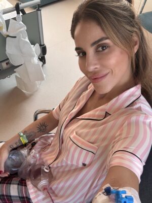 Irmak Ünal Instagram - “Sonuçların meme kanseri” kelimelerini duyduğumda, yeni yılın ilk günüydü… ne sürpriz!!! ve ben bunun beni hem tamamen yıkıp hem de yeniden inşa edeceğini bilmiyordum. Bu yolculuk hem çok gerçek, hem çok zor, hem de anlatması güç bir şekilde dönüştürücü…

Ekim ayı Meme Kanseri Farkındalık Ayı, ve bu süreçte şunu çok net öğrendim: erken teşhis gerçekten hayat kurtarır. Bilgi, korku değil güç demek. Ve ben, yol boyunca bana hem bilimin hem kalbin ışığıyla rehberlik eden inanılmaz bir doktor ekibiyle çevrili olduğum için kendimi çok şanslı hissediyorum. Özellikle bütün garipliğimle boğuşan ve her an bana kendimi güvende hissettiren @prof.dr.uguranilbingol e ayrıca teşekkür ediyorum. 

Tabii dürüst olayım… benim spiritüel tarafım bazen bilimle çatışıyor. 😄 Doktorlarımın daha önce hiç duymadıkları sorularla uğraşmak zorunda kaldıkları kesin 😬 ve içimdeki uzaylıyla da! 👽 Ama yine de bana sabırla, mizahla ve sonsuz bir motivasyonla yaklaştılar. Yaklaşmaya devam ediyorlar….Bu, benim için tıbbın en saf hali.

Şifalanma sürecimde bildiğim her şeyi birleştiriyorum….spiritüel uygulamalar, homeopati, enerji çalışmaları ve bilimin sunduğu en iyi imkanlar… Hepsini sezgiyle, farkındalıkla harmanlıyorum. Benim için iyileşmek artık bir sanat: biraz inanç, biraz bilim, tamamen kalp işi.

Bu yoldan geçen ya da bir yakını geçen herkese……..sizi görüyorum, sizi hissediyorum. Şifa düz bir çizgi değil ama izin verdiğinde içinde mucizevi bir zarafet var aslında. Ve yaratanın ışığına şahitlik edebilirsiniz. 
ne kadar ameliyathane kapısında “vay be bir başımayım,yapayalnız gidiyorum” desem de asla yalnız değildim. Önce Allah ın varlığını hep hissettim 🙏🏻 ve yol arkadaşlarıma tüm kalbimle teşekkür etmeliyim….özellikle kız kardeşime, anneme, çocuklarıma, canım aileme ve en yakın dostlarıma, bu yolda benimle yürüdüğünüz ve hâlâ yürümeye devam ettiğiniz için.
Sonuçta, hepimiz sadece birbirimize eve giden yolda eşlik ediyoruz. 💗 çok değerlisiniz. 

Ve İşte buradayım… kısacık saçlı, açık kalpli, her an minnettar ve kutsanmış olduğunun farkında. Yeni bir gün, yeni bir ben. 📸 by @ozdenkaftanthomas 

#ErkenTeşhisHayatKurtarır  #ŞifalanmaDevamEdiyor #iammyownexperimentiammyownworkofart