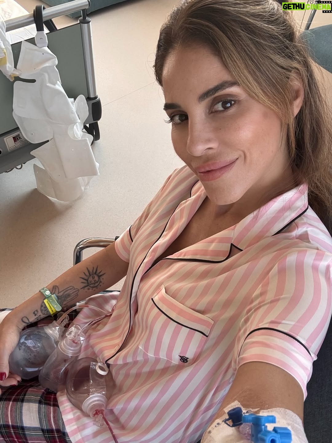 Irmak Ünal - 5.8K Likes - “Sonuçların meme kanseri” kelimelerini duyduğumda, yeni yılın ilk günüydü… ne sürpriz!!! ve ben bunun beni hem tamamen yıkıp hem de yeniden inşa edeceğini bilmiyordum. Bu yolculuk hem çok gerçek, hem çok zor, hem de anlatması güç bir şekilde dönüştürücü…

Ekim ayı Meme Kanseri Farkındalık Ayı, ve bu süreçte şunu çok net öğrendim: erken teşhis gerçekten hayat kurtarır. Bilgi, korku değil güç demek. Ve ben, yol boyunca bana hem bilimin hem kalbin ışığıyla rehberlik eden inanılmaz bir doktor ekibiyle çevrili olduğum için kendimi çok şanslı hissediyorum. Özellikle bütün garipliğimle boğuşan ve her an bana kendimi güvende hissettiren @prof.dr.uguranilbingol e ayrıca teşekkür ediyorum. 

Tabii dürüst olayım… benim spiritüel tarafım bazen bilimle çatışıyor. 😄 Doktorlarımın daha önce hiç duymadıkları sorularla uğraşmak zorunda kaldıkları kesin 😬 ve içimdeki uzaylıyla da! 👽 Ama yine de bana sabırla, mizahla ve sonsuz bir motivasyonla yaklaştılar. Yaklaşmaya devam ediyorlar….Bu, benim için tıbbın en saf hali.

Şifalanma sürecimde bildiğim her şeyi birleştiriyorum….spiritüel uygulamalar, homeopati, enerji çalışmaları ve bilimin sunduğu en iyi imkanlar… Hepsini sezgiyle, farkındalıkla harmanlıyorum. Benim için iyileşmek artık bir sanat: biraz inanç, biraz bilim, tamamen kalp işi.

Bu yoldan geçen ya da bir yakını geçen herkese……..sizi görüyorum, sizi hissediyorum. Şifa düz bir çizgi değil ama izin verdiğinde içinde mucizevi bir zarafet var aslında. Ve yaratanın ışığına şahitlik edebilirsiniz. 
ne kadar ameliyathane kapısında “vay be bir başımayım,yapayalnız gidiyorum” desem de asla yalnız değildim. Önce Allah ın varlığını hep hissettim 🙏🏻 ve yol arkadaşlarıma tüm kalbimle teşekkür etmeliyim….özellikle kız kardeşime, anneme, çocuklarıma, canım aileme ve en yakın dostlarıma, bu yolda benimle yürüdüğünüz ve hâlâ yürümeye devam ettiğiniz için.
Sonuçta, hepimiz sadece birbirimize eve giden yolda eşlik ediyoruz. 💗 çok değerlisiniz. 

Ve İşte buradayım… kısacık saçlı, açık kalpli, her an minnettar ve kutsanmış olduğunun farkında. Yeni bir gün, yeni bir ben. 📸 by @ozdenkaftanthomas 

#ErkenTeşhisHayatKurtarır  #ŞifalanmaDevamEdiyor #iammyownexperimentiammyownworkofart