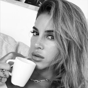 Irmak Ünal Instagram - FIRTINADAN ÖNCE BEN✨

Bazen farkında olmadan hayatımızın iki döneme ayrılmadan hemen önceki sakinliği fotoğraflarız.
Işığın sıradan göründüğü ama ruhun çoktan bildiği anları…

Şimdi geriye bakınca, tam olması gereken yerde duran bir kadın görüyorum.
Anda, uyanık, kendi gerçeğini nefes alarak.
Hayat bir kalp atışında değişebilir.
O yüzden hiçbir şey için kalbini kırma.
Kimsenin ruhunu eğmesine, bükmesine izin verme.
Kendi yolunda, kendi sessiz ateşin ve temiz niyetlerinle yürü.

Fırtınadan önce de, fırtınadan sonra da değişmeyen tek bir şey var: ruhum.
Onun amacı hep aynı
iyi olmak, iyilik yapmak, kimseye zarar vermemek
ve ışığımı kısmaya çalışan hiçbir şeye tahammül etmemek, boyun eğmemek. Sevgiyle 
✨✨✨✨✨✨✨
Before the Storm
There are moments we don’t know we’re photographing the calm before our lives split open.
Moments where the light feels ordinary… yet the soul already knows.

Looking back now, I see a woman standing exactly where she needed to be. Present, awake, breathing her own truth.
Life can change in a single heartbeat.
So don’t break your heart for anything.
Don’t let the world bend your soul.
Just stay on your lane, with your quiet fire and your clean intentions.

Before the storm, after the storm… one thing never changed : my soul.
Its purpose has always been the same ✨
to be good, to do good, to do no harm,
and to take no nonsense from anyone that tries to dim its light. #iammyownexperimentiammyownworkofart