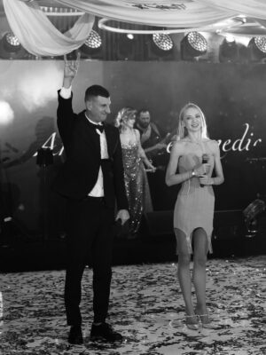 Iryna Soponaru Instagram - Іра @irinasoponaru ми тут дуже гарнюні🔥

Ми знайомі вже стільки років, що й не злічити — жарти, репетиції, сцени, зйомки, дороги й безкінечні розмови про все на світі. Дружба, яка починалася зі спільного гумору, стала тим, що веде нас уперед і робить кожен проєкт особливим.

Бути поруч з людиною, яка розуміє тебе з півслова — справжній подарунок. Ми різні, але саме це робить наше спілкування живим і цікавим.

І знаєте, що найкрутіше? Те, що ми можемо не лише сміятися разом, а й створювати атмосферу свята для інших. Вести заходи удвох — це коли кожна імпровізація лягає вчасно, кожна усмішка щира, а кожен глядач відчуває: між нами є справжня дружба.

Далі — тільки більше моментів, на які хочеться дивитися й згадувати. Разом на сцені, разом у житті, разом у сміху.

Фото: @dzyad_photographer
