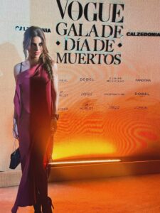 Isabel Burr Instagram - Siempre es un orgullo celebrar a México con tanto arte y moda, especialmente en esta temporada que es mi favorita.

Gracias infinitas a @voguelatam y @karlamartinezdesalas por una edición espectacular ♥️, a @calzedonia , @hublot y el espectacular vestido de @amkiegamus por sumar estilo a la noche. 
Styling @jj.rizo 
Mi dream team que hace todo posible: @aquilesrdp @hanna_latapi , @isragarciah_ , @jerryml1 , @leonelmakeup (no sé qué haría sin ti 🖤), la trenza increíble de @lo_trenza , y la tarde de diversión con @soymomaa 

#voguegala #díademuertos