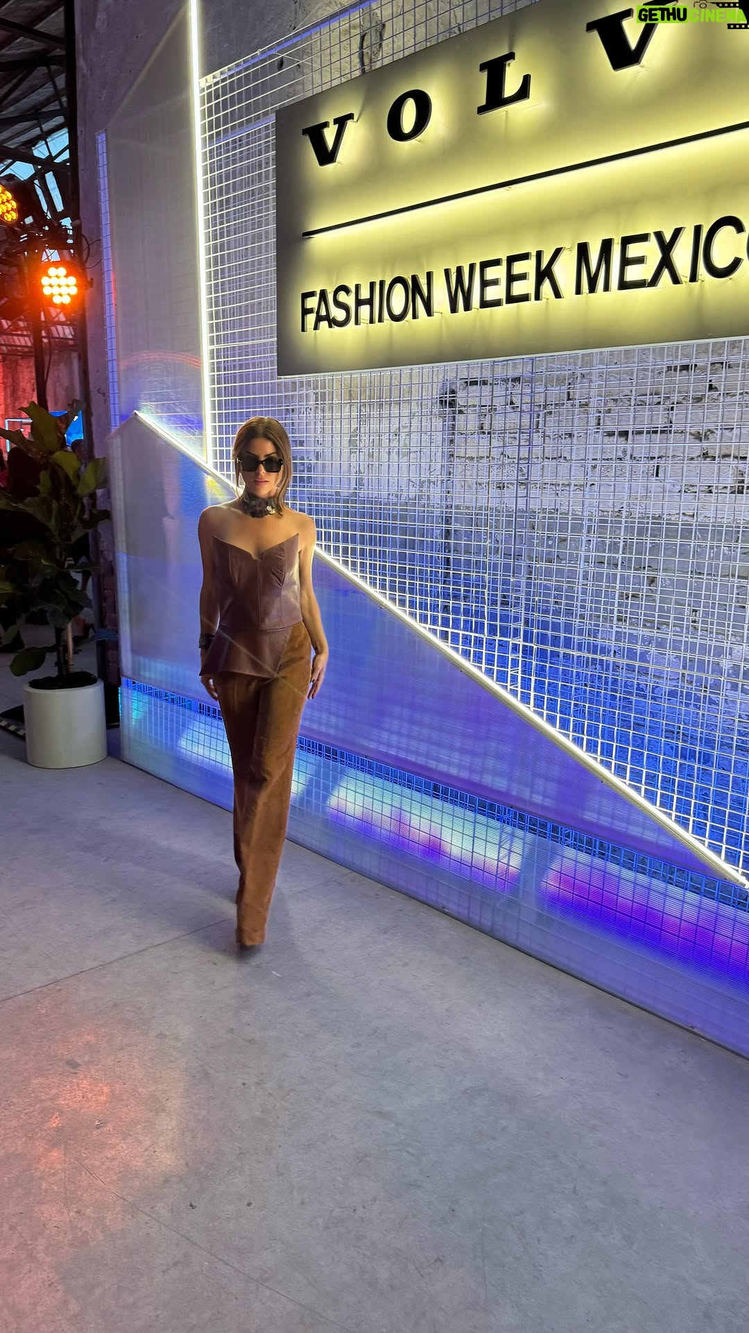 Isabel Burr - 381 Likes - Un poquito de Fashion Week ✨ en el desfile de Raquel Orozco.  Total look @raquelorozcog @fashionweekmx @jerryml1
