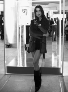 Isabel Burr Instagram - @hublot #bigbanganniversary #hublot 

Makeup: @marianaglzmakeup 
Styling: @ottero.mx 
Look: @tiempos.shop 
Bolsa: @jeanpaulgaultier