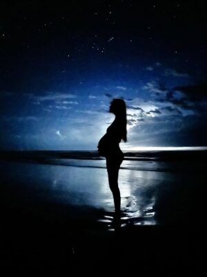 Isabel Lucas Instagram - I’ve heard it said that in birth, a mother journeys to the stars to gather the soul of her baby.

I’ve felt our little one summon us too, guiding us gently into their world.

This quiet, wild magic found us on new moon, watching lightning and stars dance over the sea.

🐚