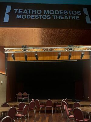 Isabela Valadeiro Instagram - Mais um fim-de-semana no belo Porto com muitos espetáculos e desta feita com maravilhosas surpresas na plateia. Obrigada queridos amigos e amigas pelo vosso carinho e aplauso @maryyy_monteiro @joana_aguiar_ @hugofreitas.hairmake @eestebam @marlenesbc love you all ♥️
Obrigada, ainda, pela estadia ao carregado de história @cenicaportohotel que em tempos foi casa para a companhia de teatro Modestos e que hoje tem uma sala de espetáculos disponível para o efeito.
E por fim, obrigada ao meu @fiat_pt, comigo para todo o lado.

#pub