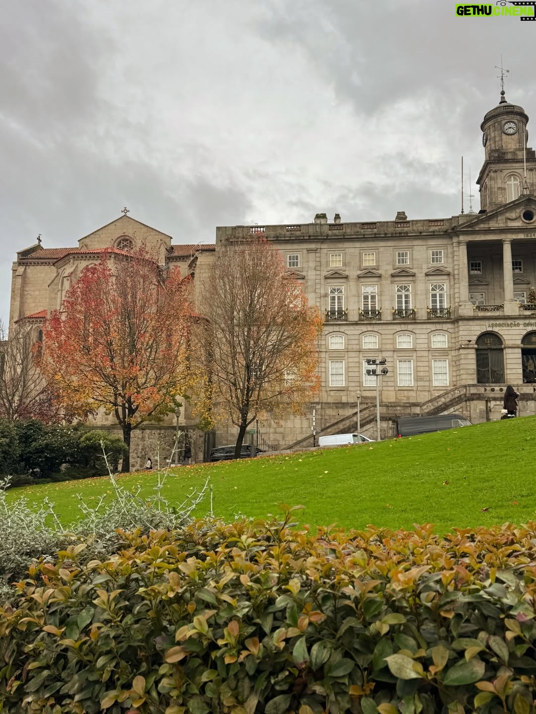 Isabela Valadeiro - 6.8K Likes - Mais um fim-de-semana no belo Porto com muitos espetáculos e desta feita com maravilhosas surpresas na plateia. Obrigada queridos amigos e amigas pelo vosso carinho e aplauso @maryyy_monteiro @joana_aguiar_ @hugofreitas.hairmake @eestebam @marlenesbc love you all ♥️
Obrigada, ainda, pela estadia ao carregado de história @cenicaportohotel que em tempos foi casa para a companhia de teatro Modestos e que hoje tem uma sala de espetáculos disponível para o efeito.
E por fim, obrigada ao meu @fiat_pt, comigo para todo o lado.

#pub